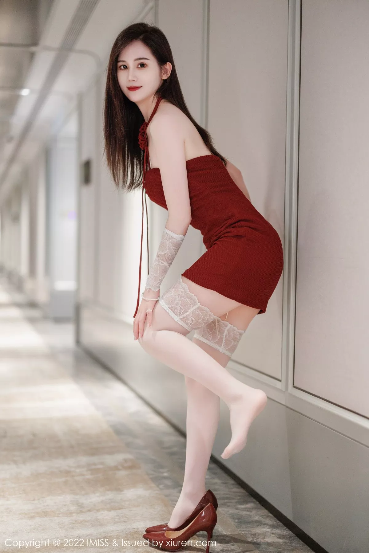 秀人集.com_[IMISS爱蜜社]Vol.698_气质女神SISY思脱红色连衣短裙露性感粉色内衣撩人诱惑写真36P