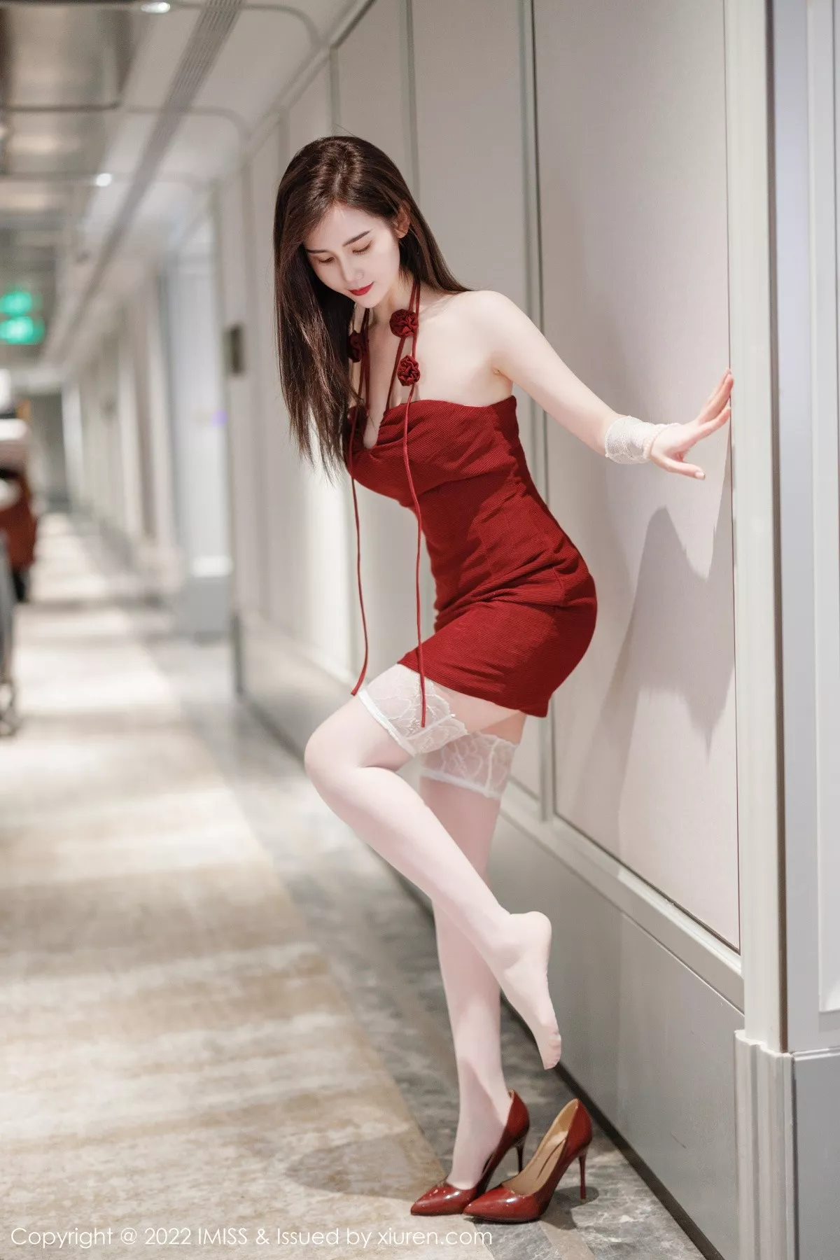 秀人集.com_[IMISS爱蜜社]Vol.698_气质女神SISY思脱红色连衣短裙露性感粉色内衣撩人诱惑写真36P