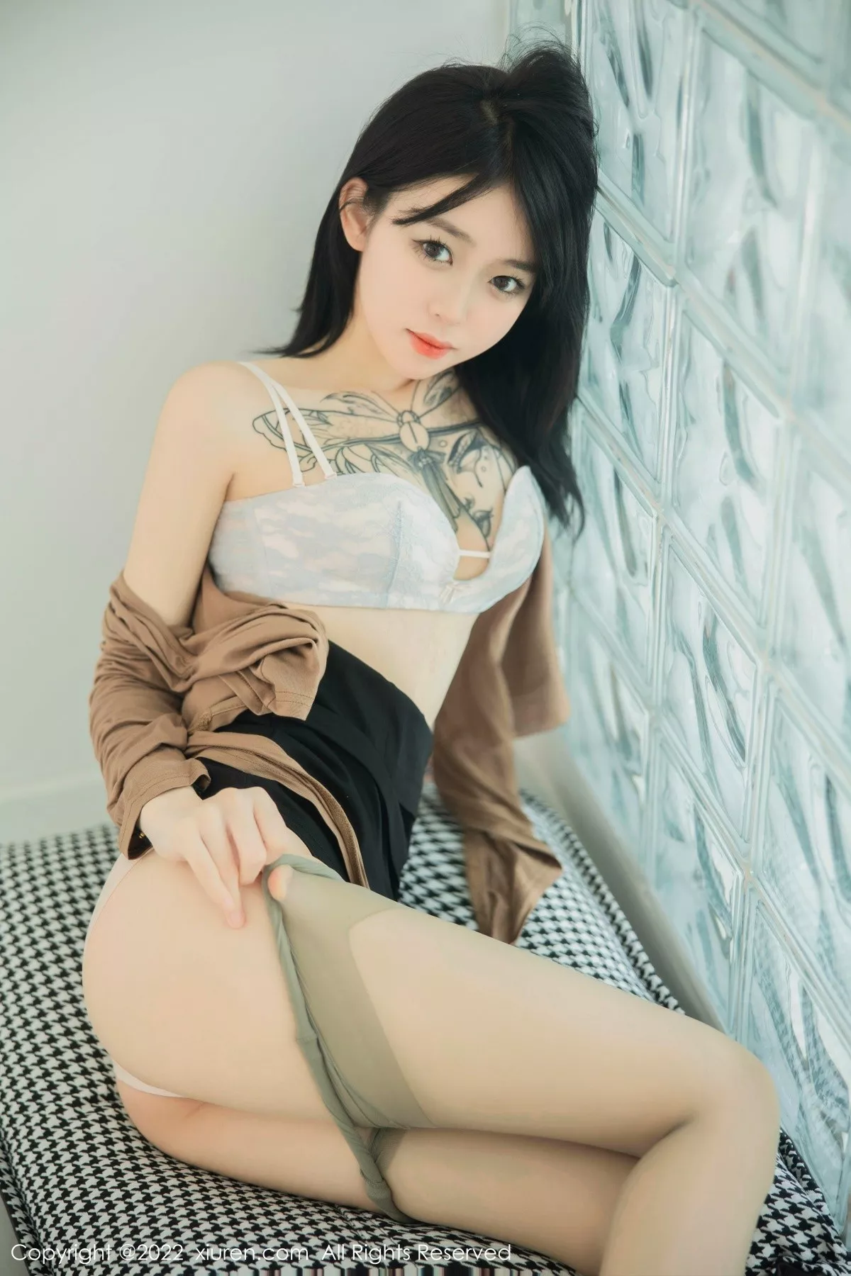 秀人集.com_[XiuRen秀人网]No.5587_模特奶瓶大理旅拍杏色衣配黑短裙露浅色内衣杏色丝袜诱惑写真100P