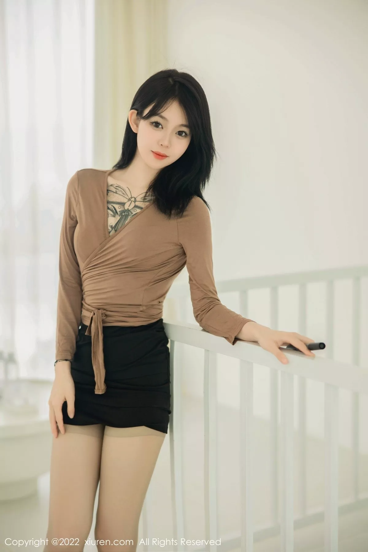 秀人集.com_[XiuRen秀人网]No.5587_模特奶瓶大理旅拍杏色衣配黑短裙露浅色内衣杏色丝袜诱惑写真100P