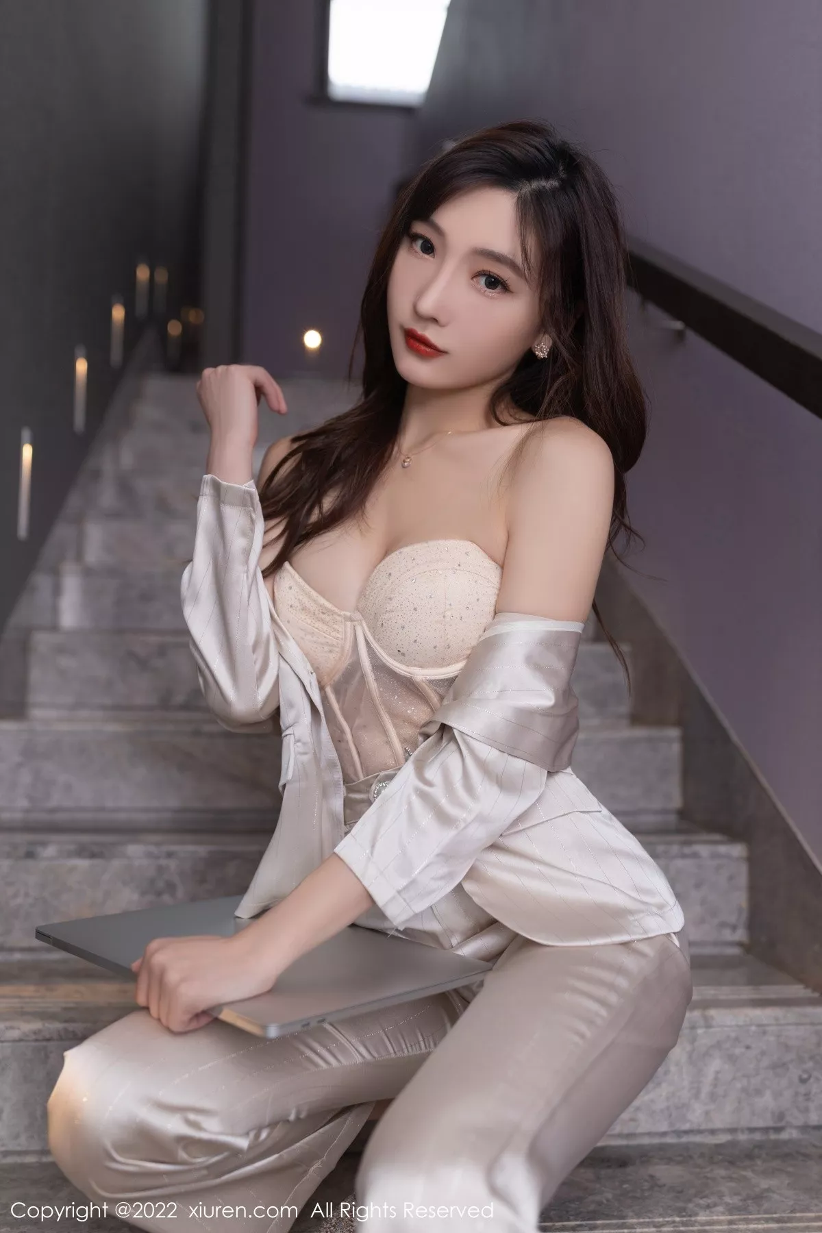 秀人集.com_[XiuRen秀人网]No.5594_模特陆萱萱私房脱淡金色职业套装露暖色薄纱内衣迷人诱惑写真78P