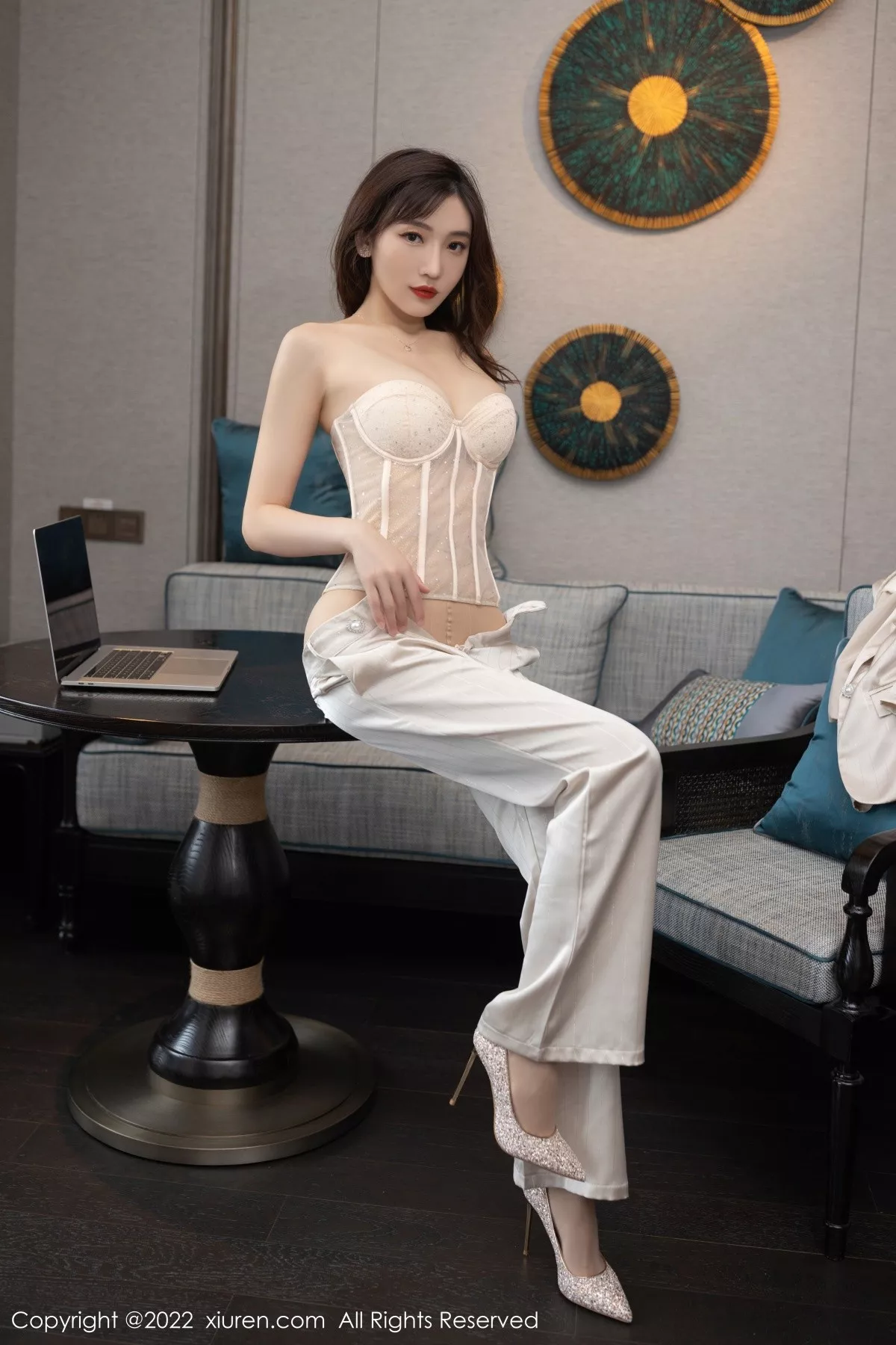 秀人集.com_[XiuRen秀人网]No.5594_模特陆萱萱私房脱淡金色职业套装露暖色薄纱内衣迷人诱惑写真78P
