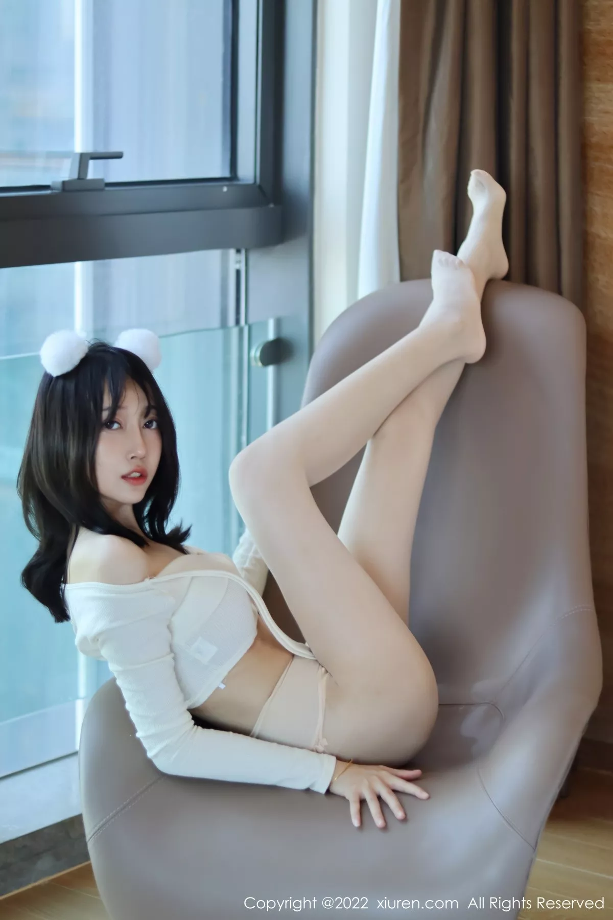秀人集.com_[XiuRen秀人网]No.5598_模特玥儿玥er香格里拉旅拍性感米色上衣配原色丝袜迷人诱惑写真57P