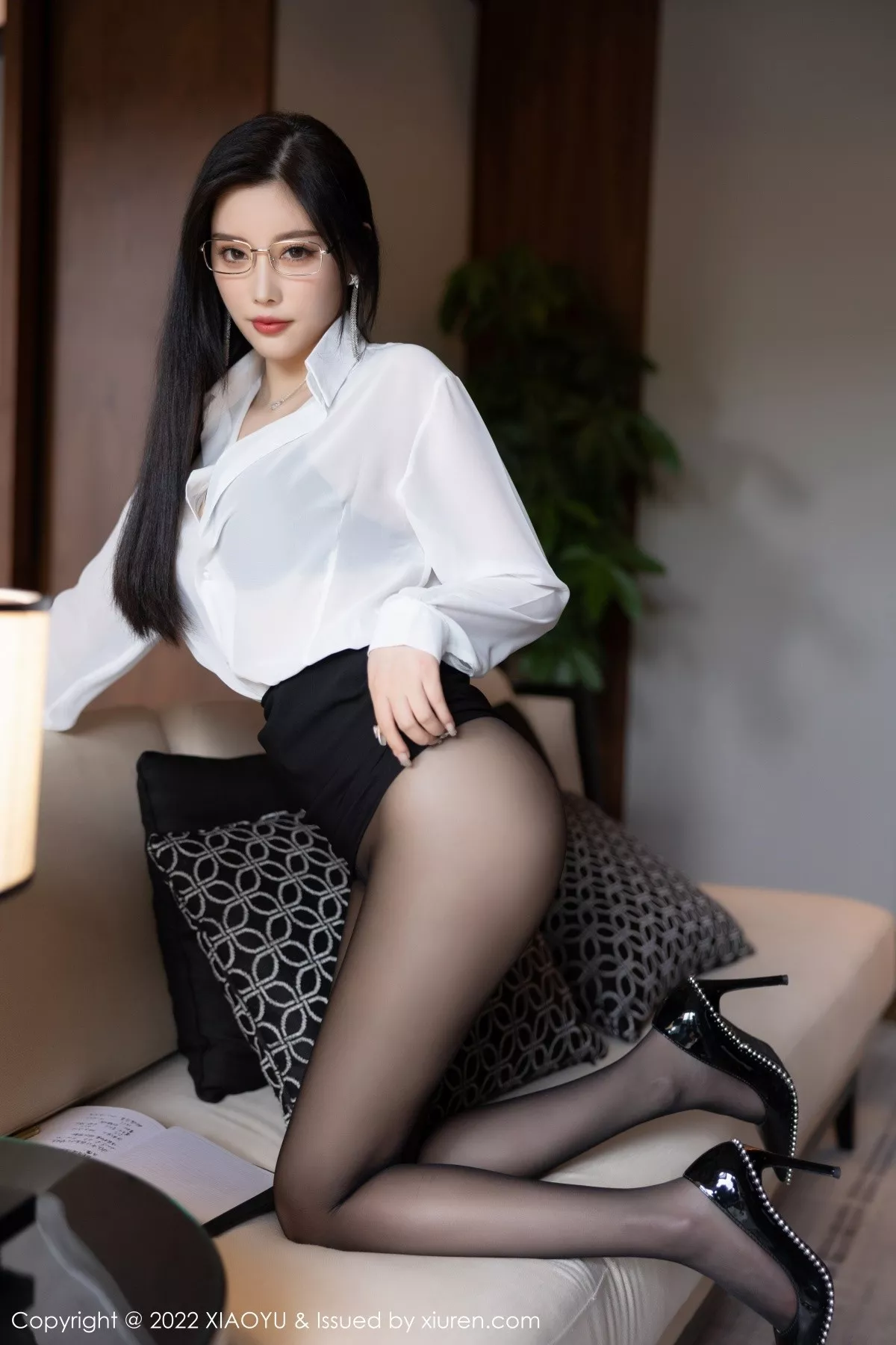 秀人集.com_[XiaoYu画语界]Vol.865_女神杨晨晨Yome杭州旅拍白T配黑短裙半脱露无内黑丝诱惑写真90P