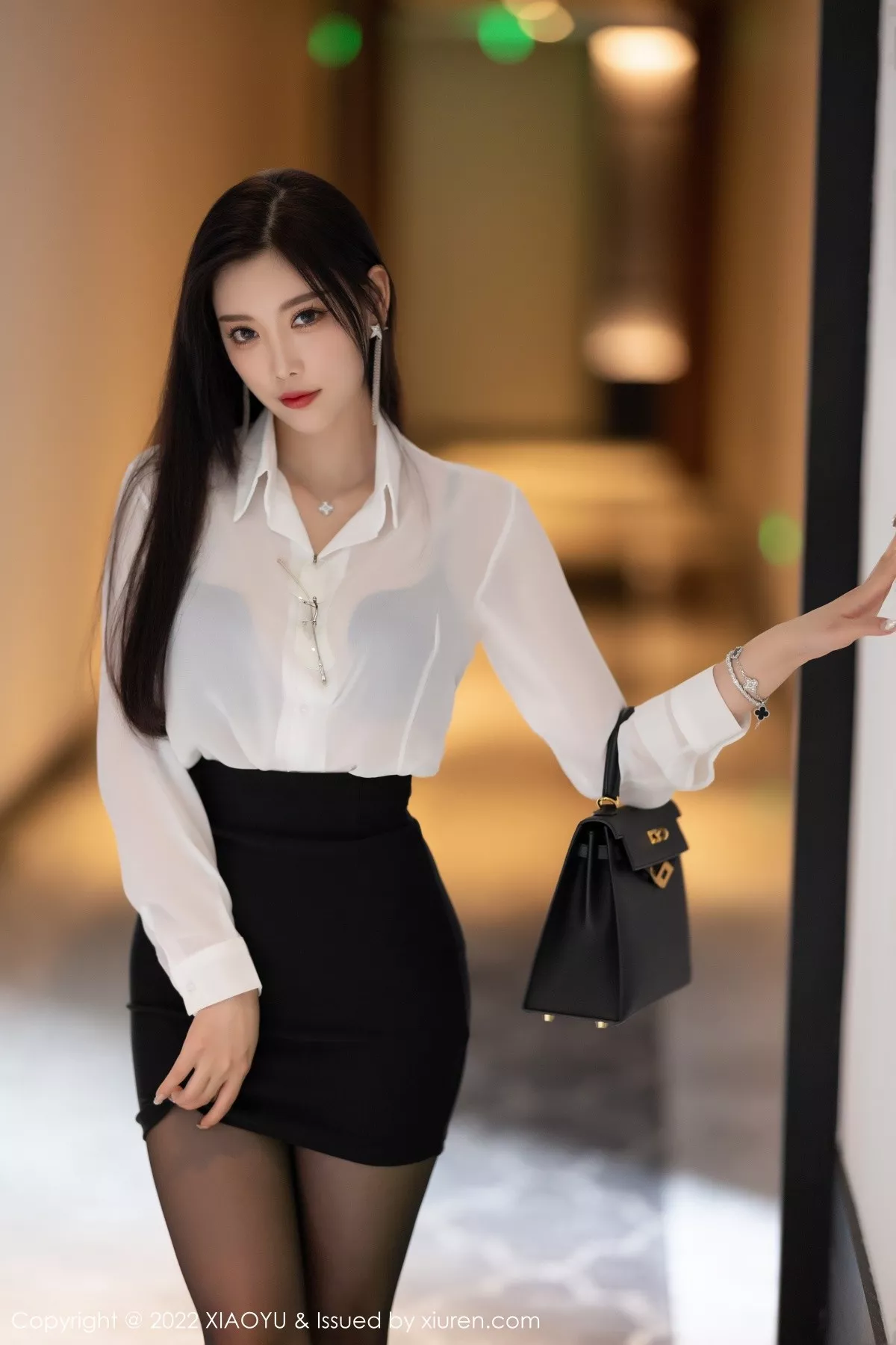 秀人集.com_[XiaoYu画语界]Vol.865_女神杨晨晨Yome杭州旅拍白T配黑短裙半脱露无内黑丝诱惑写真90P