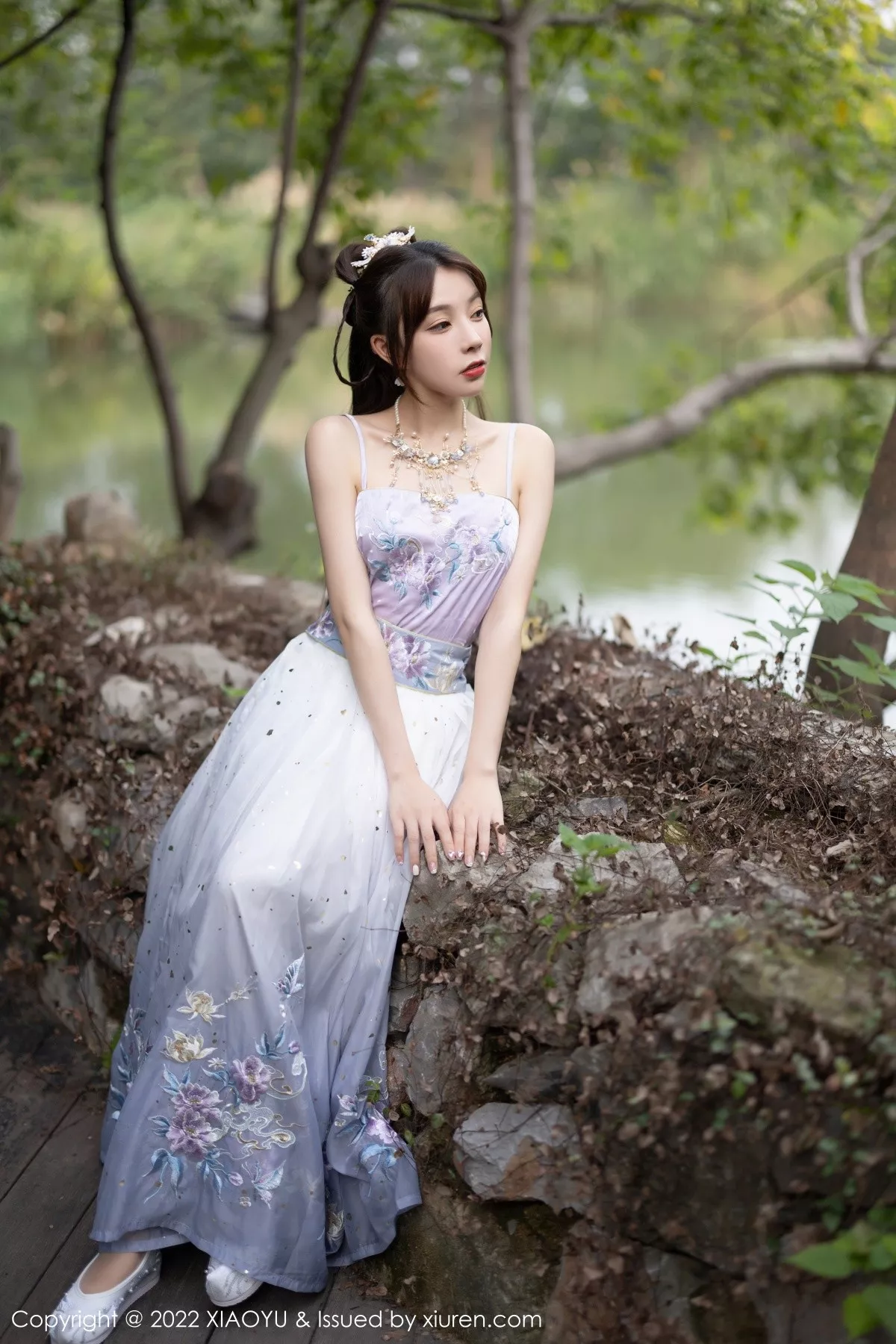 秀人集.com_[XiaoYu画语界]Vol.866_女神徐莉芝Booty杭州旅拍浅紫色古装服配超薄无内肉丝诱惑写真94P