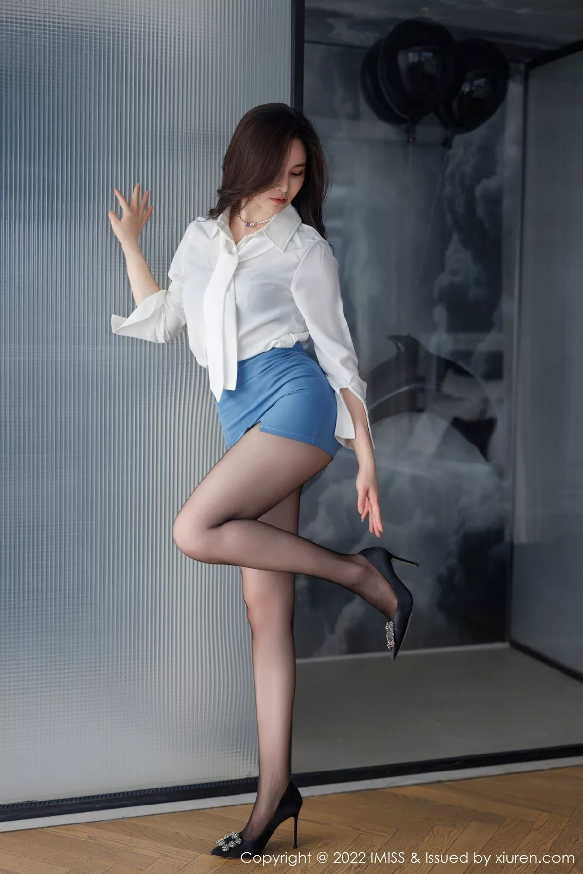 秀人集.com_[IMISS爱蜜社]Vol.700_美女Vanessa性感白T配蓝短裙露蕾丝内衣配超薄黑丝诱惑写真68P