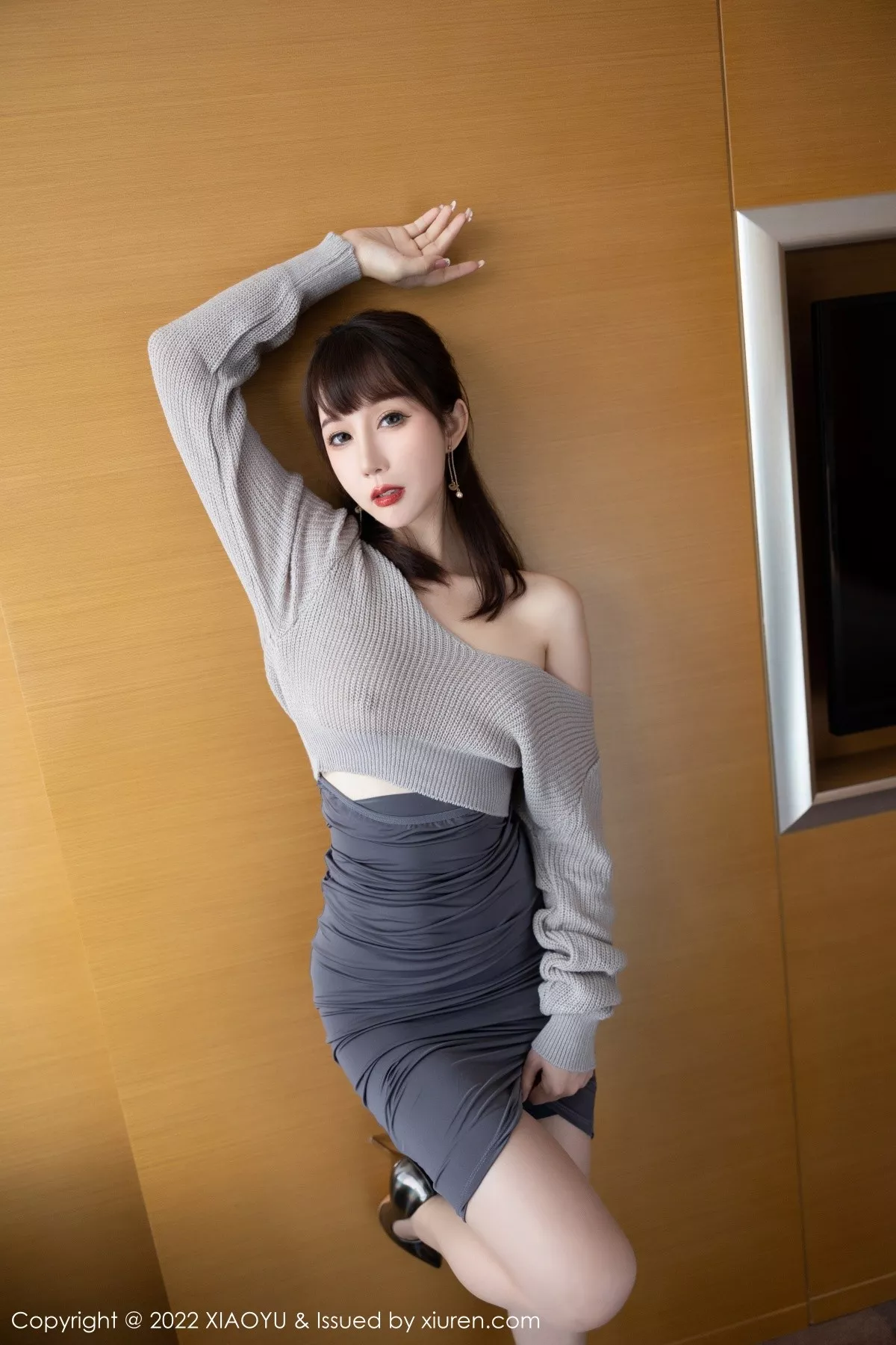 秀人集.com_[XiaoYu画语界]Vol.849_模特波巧酱淡灰色上衣配灰色长裙原色丝袜半撩秀翘臀诱惑写真75P
