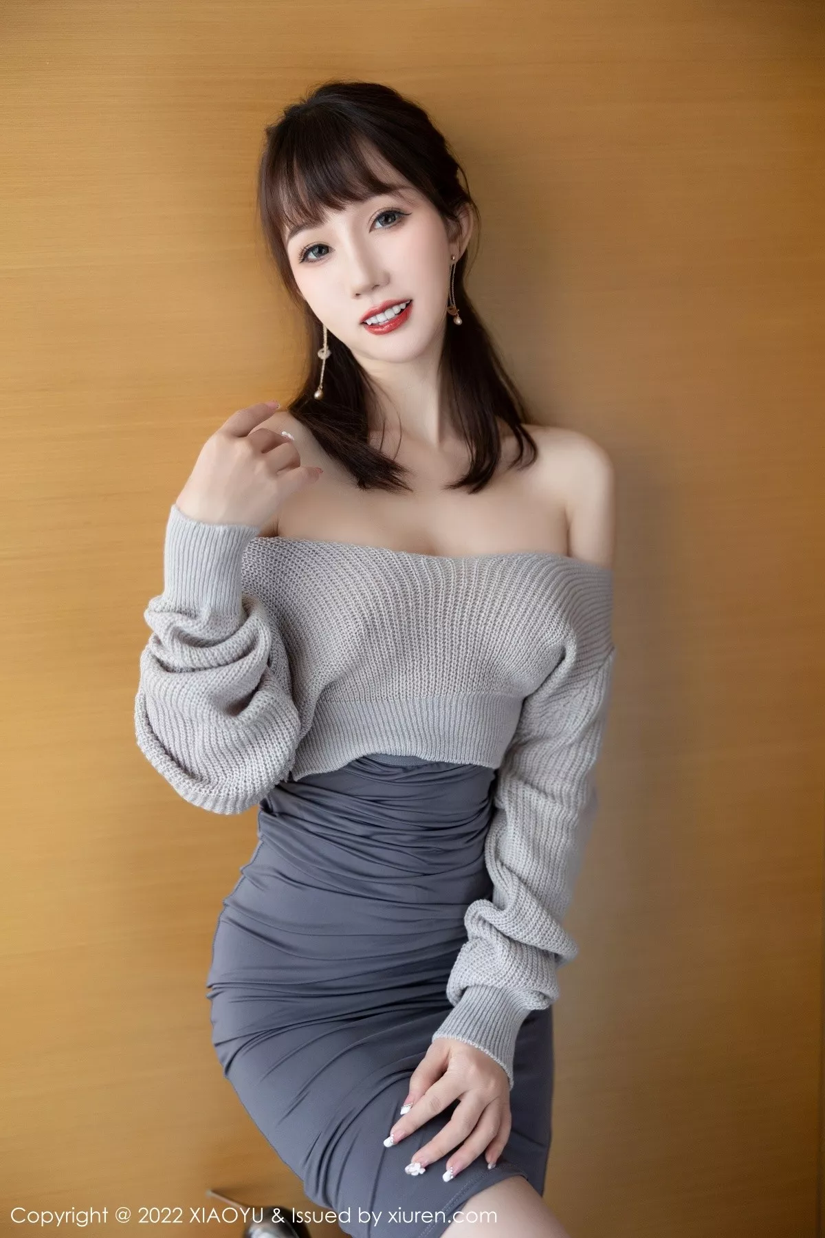 秀人集.com_[XiaoYu画语界]Vol.849_模特波巧酱淡灰色上衣配灰色长裙原色丝袜半撩秀翘臀诱惑写真75P