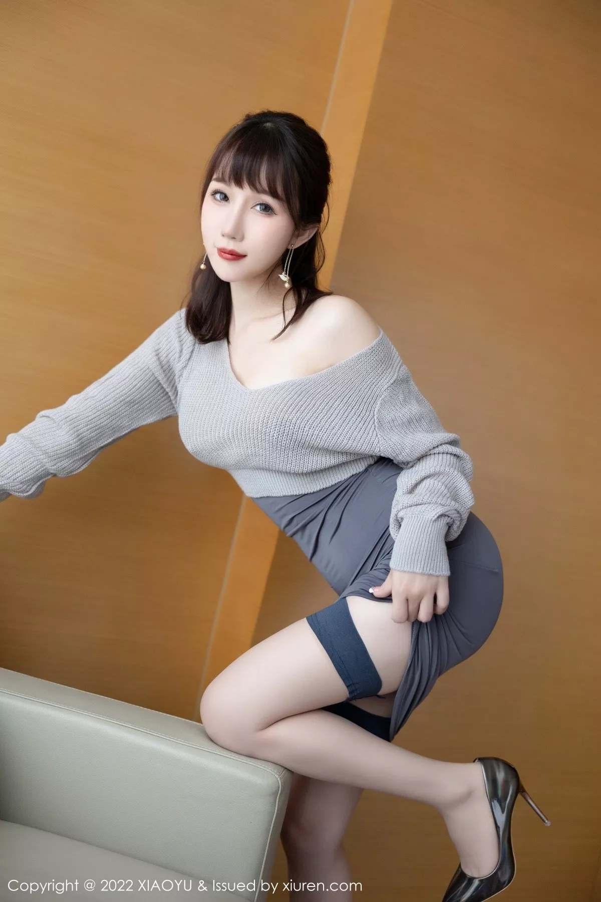 秀人集.com_[XiaoYu画语界]Vol.849_模特波巧酱淡灰色上衣配灰色长裙原色丝袜半撩秀翘臀诱惑写真75P