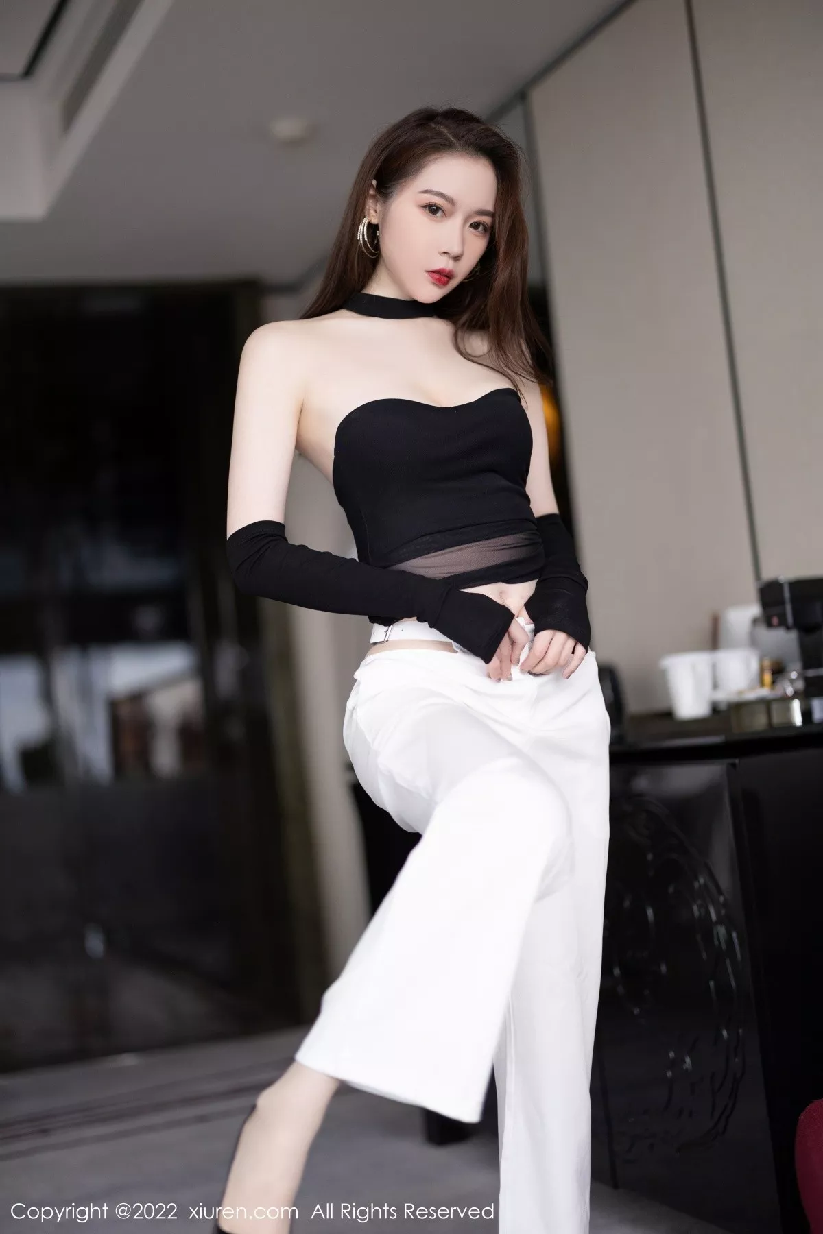 秀人集.com_[XiuRen秀人网]No.5487_模特梦心玥黑色轻透露肩网纱配白长裤半脱秀曼妙身姿诱惑写真80P
