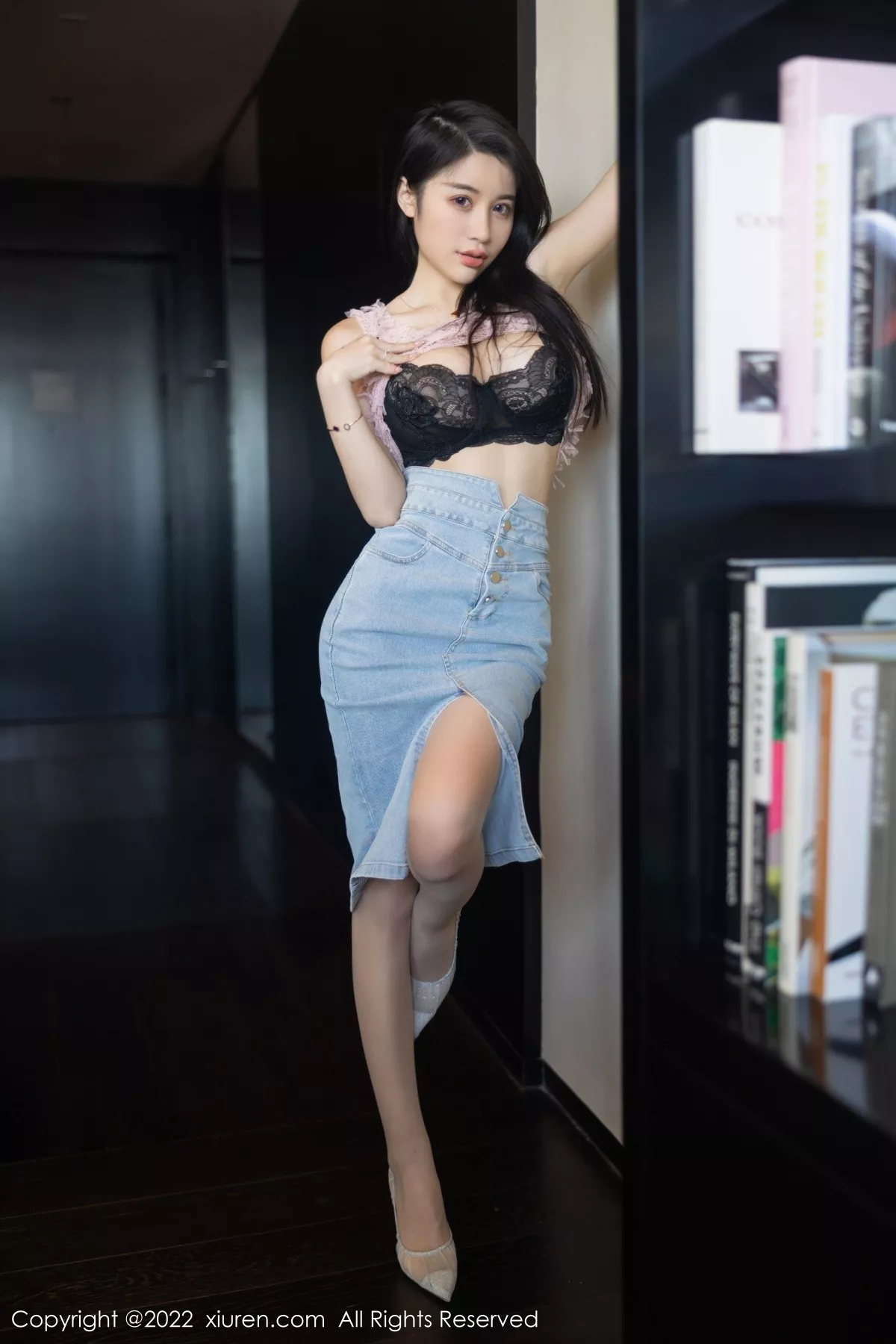 秀人集.com_[XiuRen秀人网]No.5489_模特美七Mia西双版纳旅拍私房半脱露黑色蕾丝内衣惹火诱惑写真97P