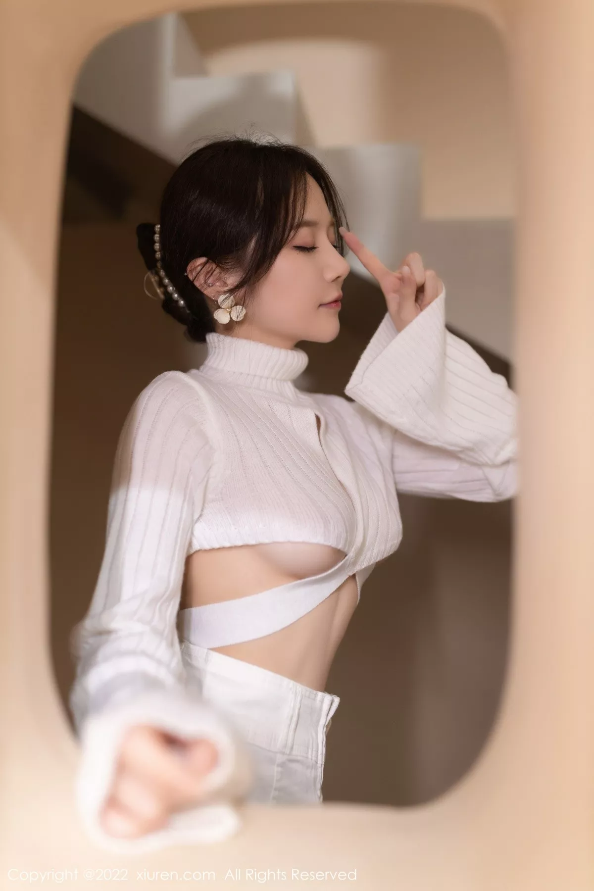 秀人集.com_[XiuRen秀人网]No.5503_模特鱼子酱Fish纯白轻透上衣配白短裙露闪亮开档肉丝诱惑写真81P