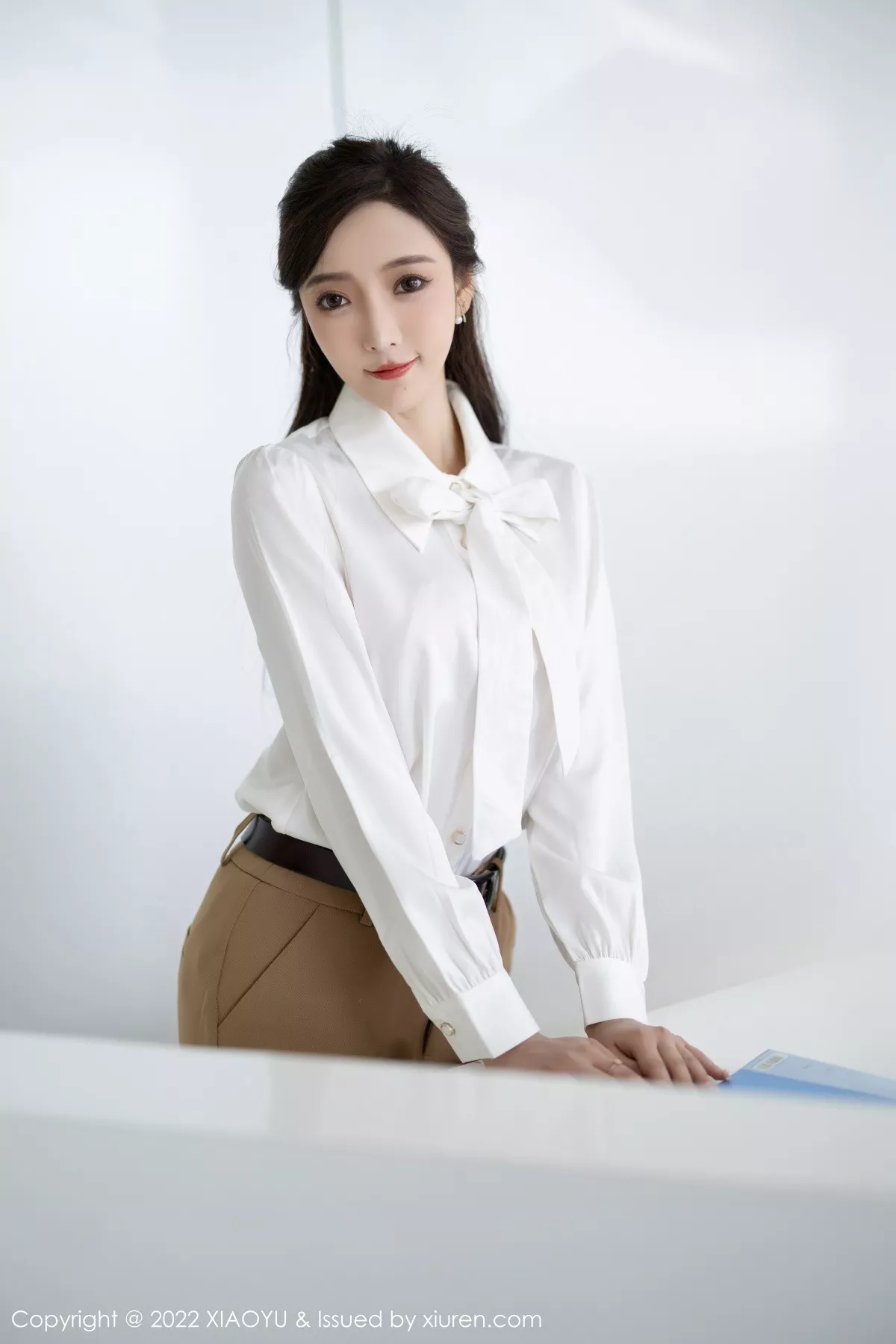秀人集.com_[XiaoYu画语界]Vol.852_女神王馨瑶yanni性感白T配长裤半脱露粉色蕾丝内衣惹火诱惑写真81P