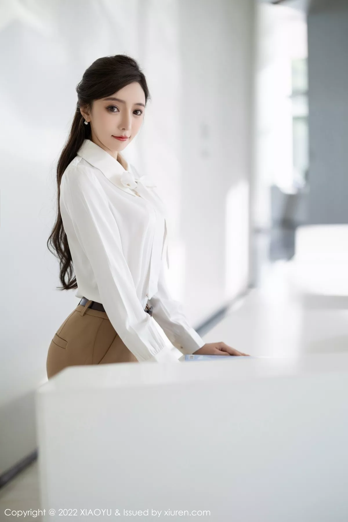 秀人集.com_[XiaoYu画语界]Vol.852_女神王馨瑶yanni性感白T配长裤半脱露粉色蕾丝内衣惹火诱惑写真81P