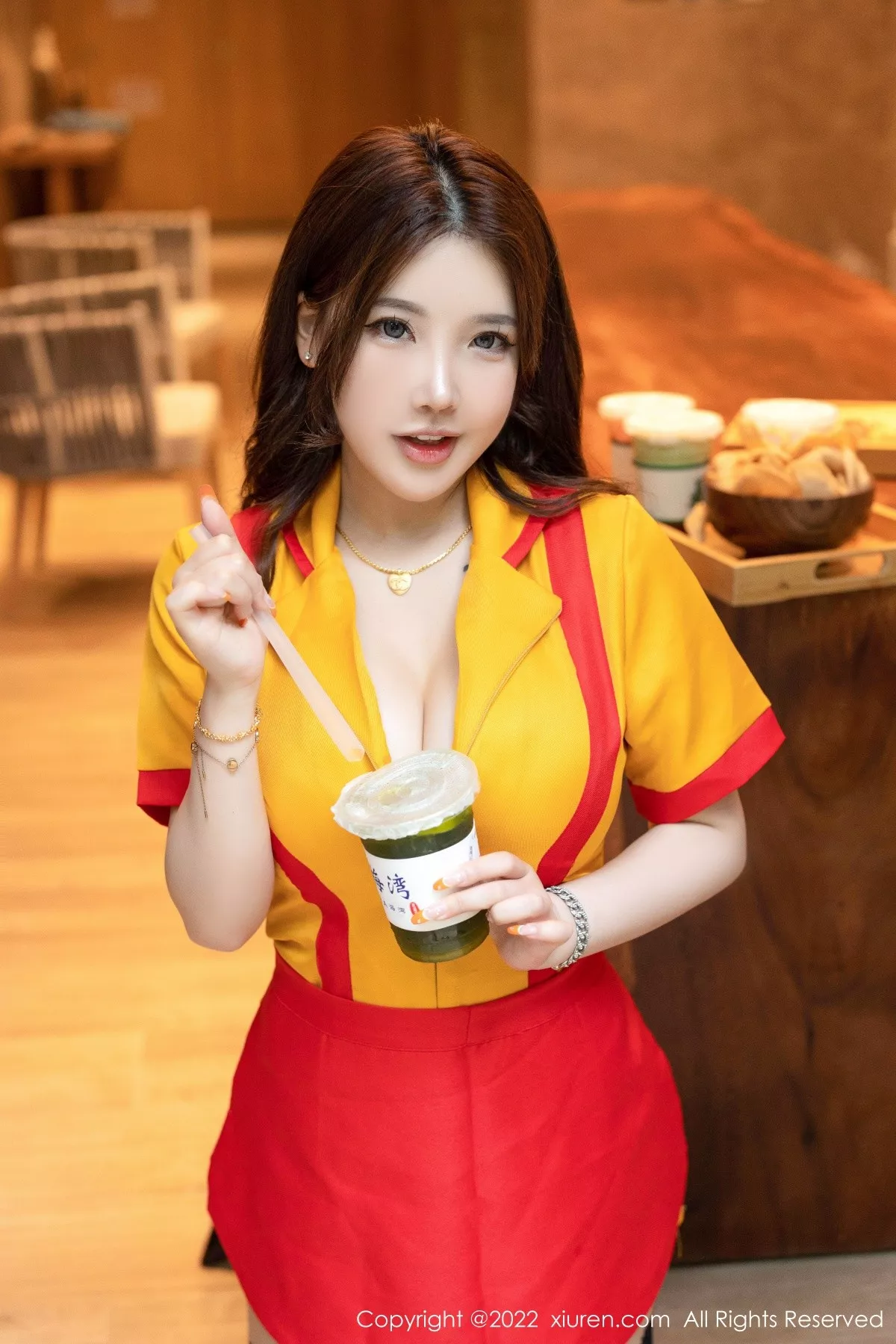 秀人集.com_[XiuRen秀人网]No.5509_模特小海臀Rena海南旅拍服务员制服秀丰满身材撩人诱惑写真56P