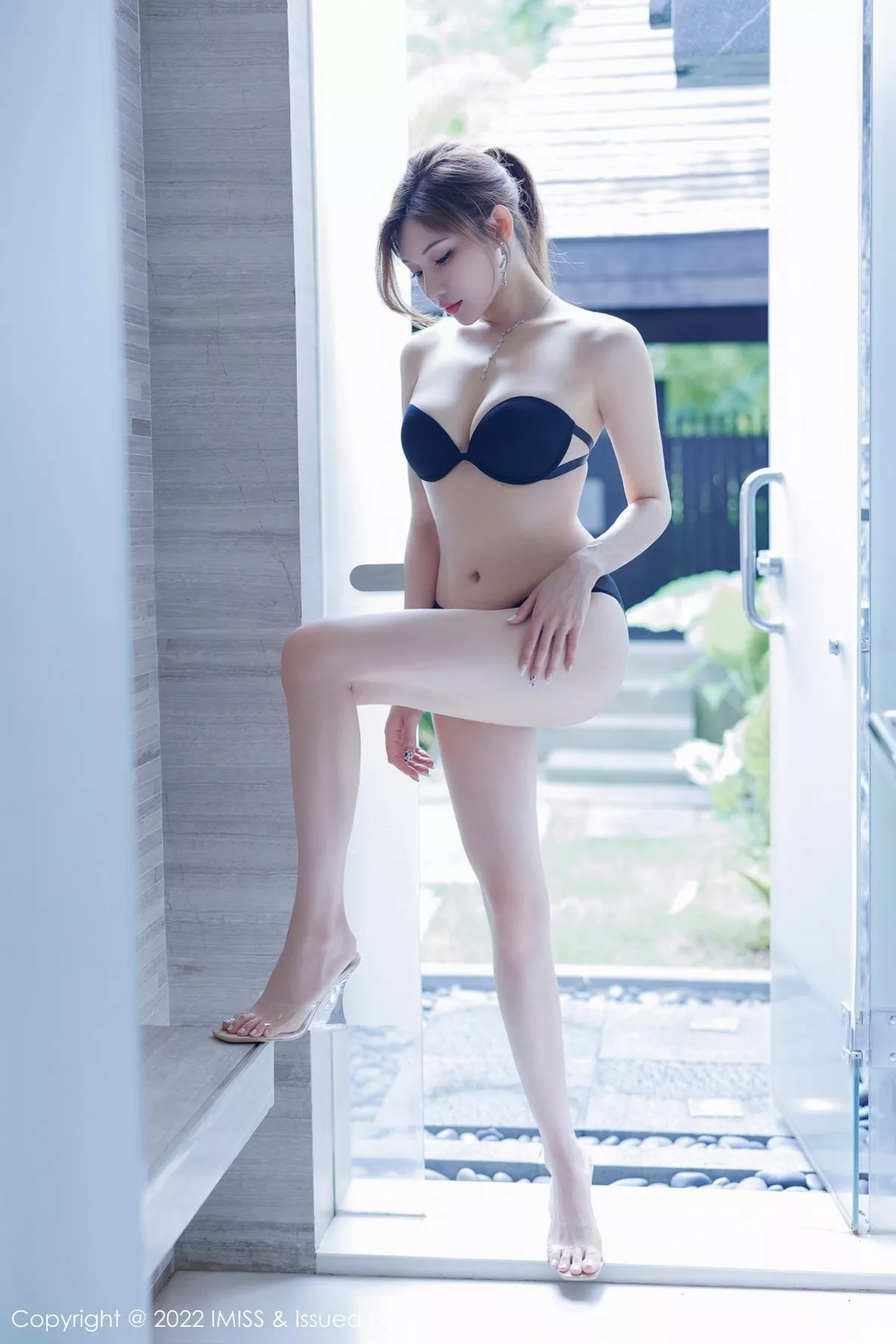 秀人集.com_[IMISS爱蜜社]Vol.695_女神小狐狸Kathryn性感黑色职业装半脱露黑色内衣迷人诱惑写真54P