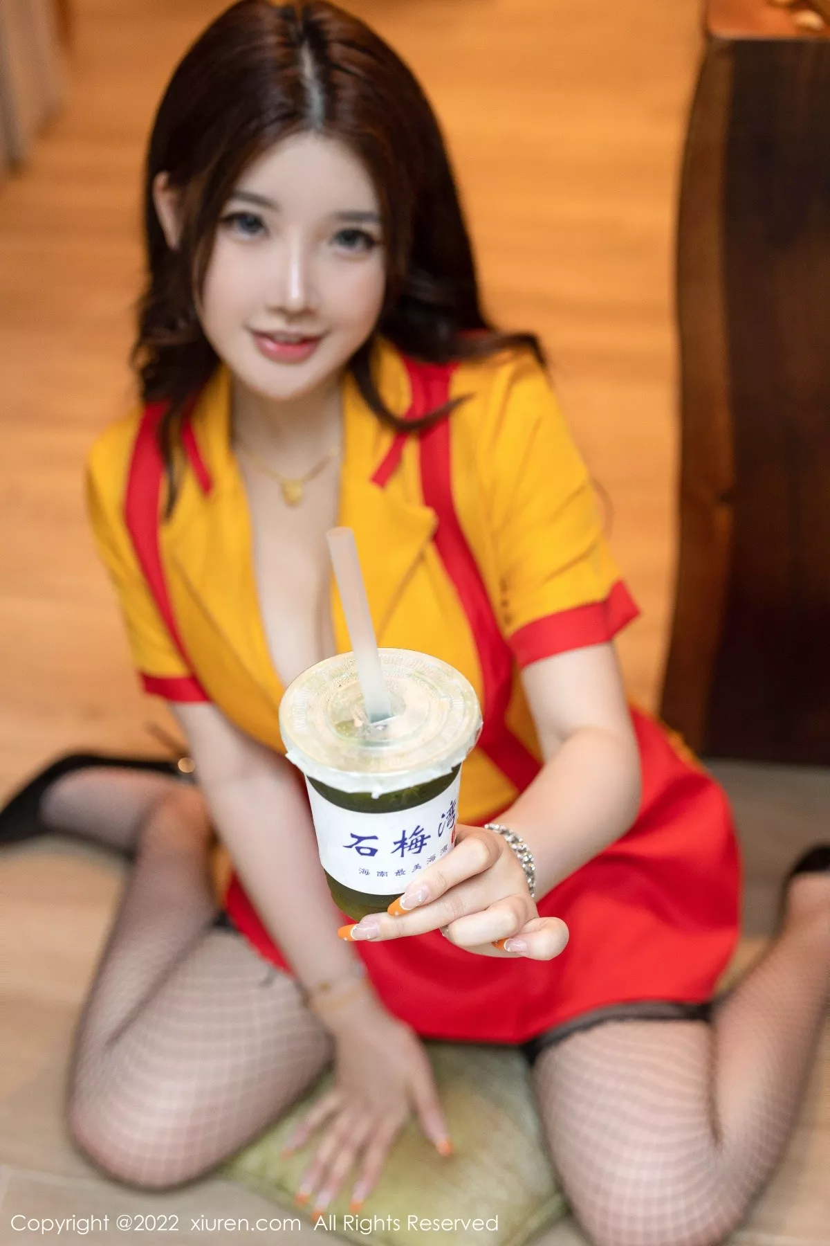 秀人集.com_[XiuRen秀人网]No.5509_模特小海臀Rena海南旅拍服务员制服秀丰满身材撩人诱惑写真56P