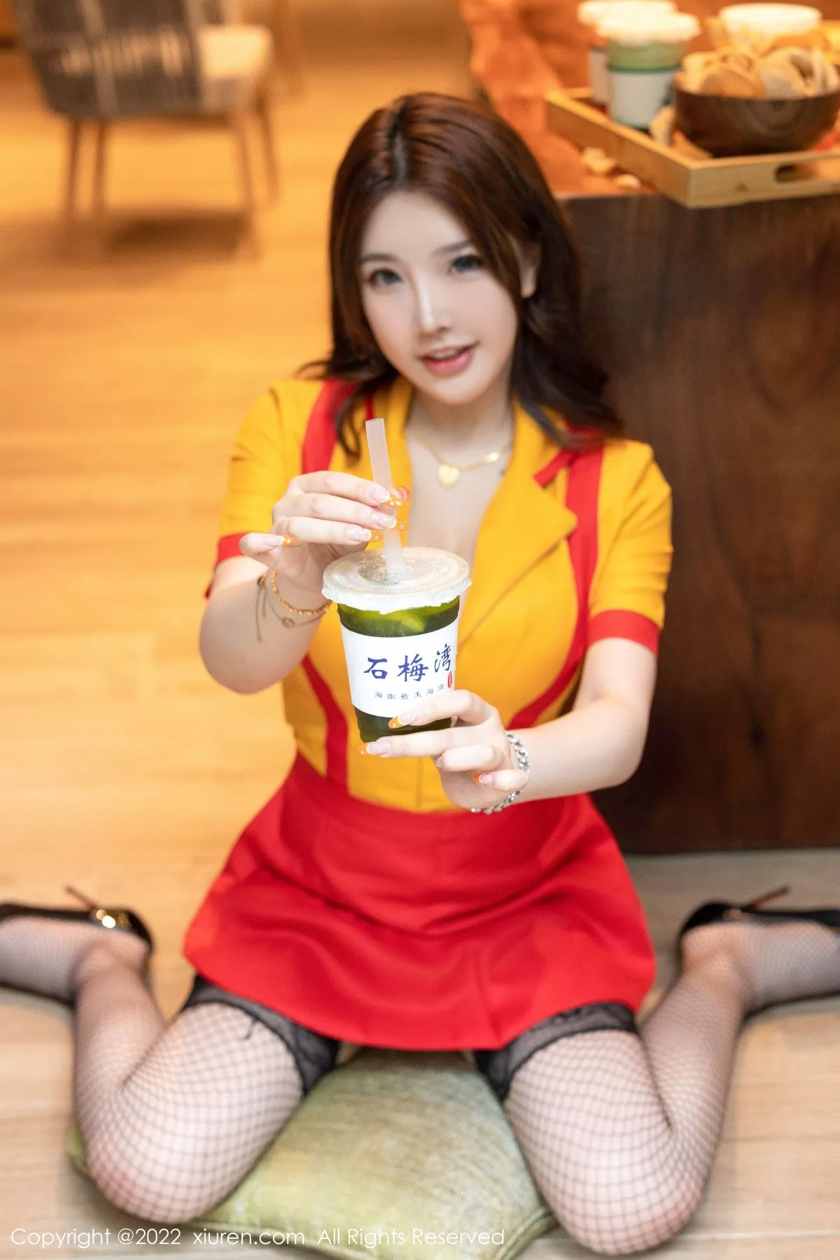 秀人集.com_[XiuRen秀人网]No.5509_模特小海臀Rena海南旅拍服务员制服秀丰满身材撩人诱惑写真56P