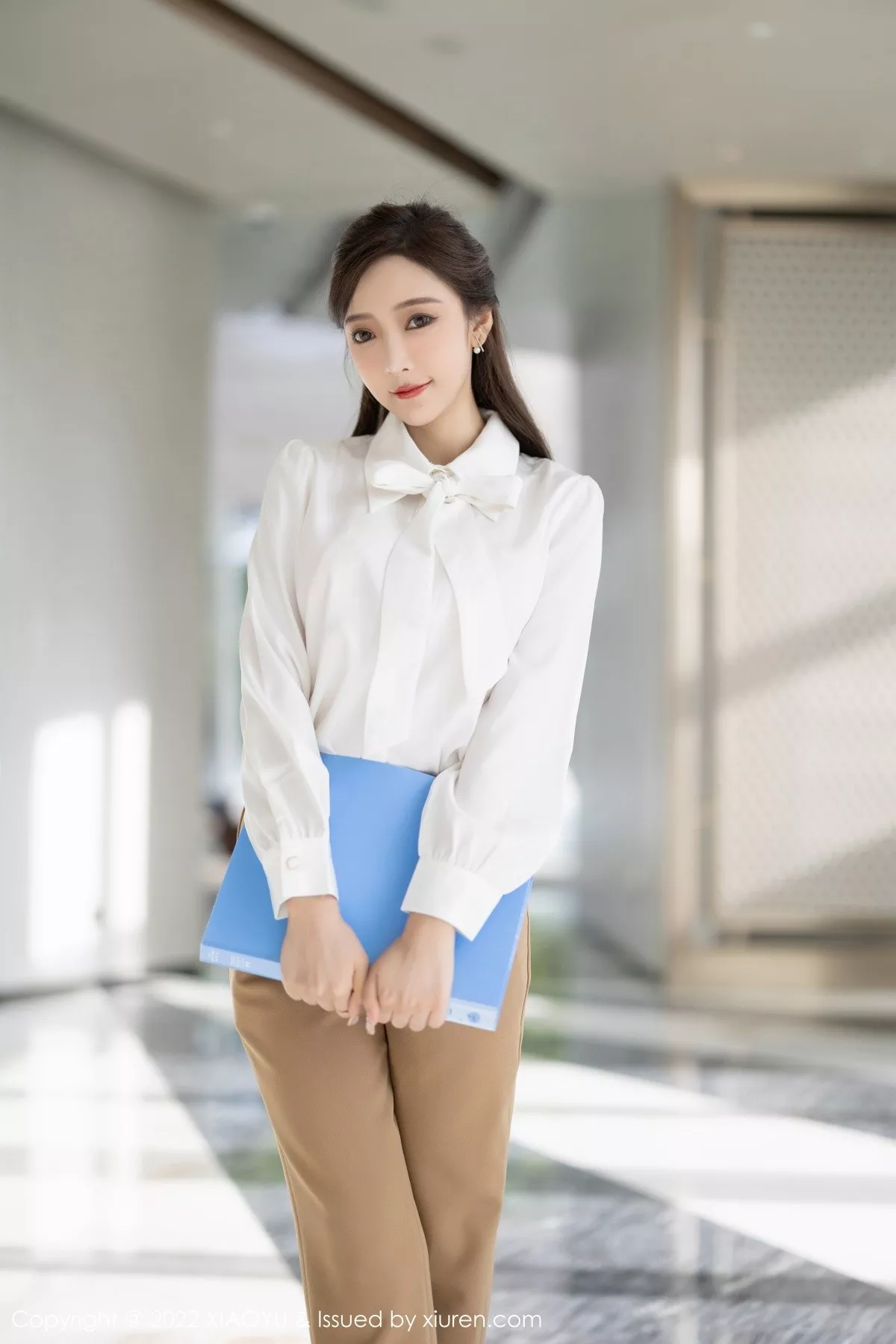 秀人集.com_[XiaoYu画语界]Vol.852_女神王馨瑶yanni性感白T配长裤半脱露粉色蕾丝内衣惹火诱惑写真81P