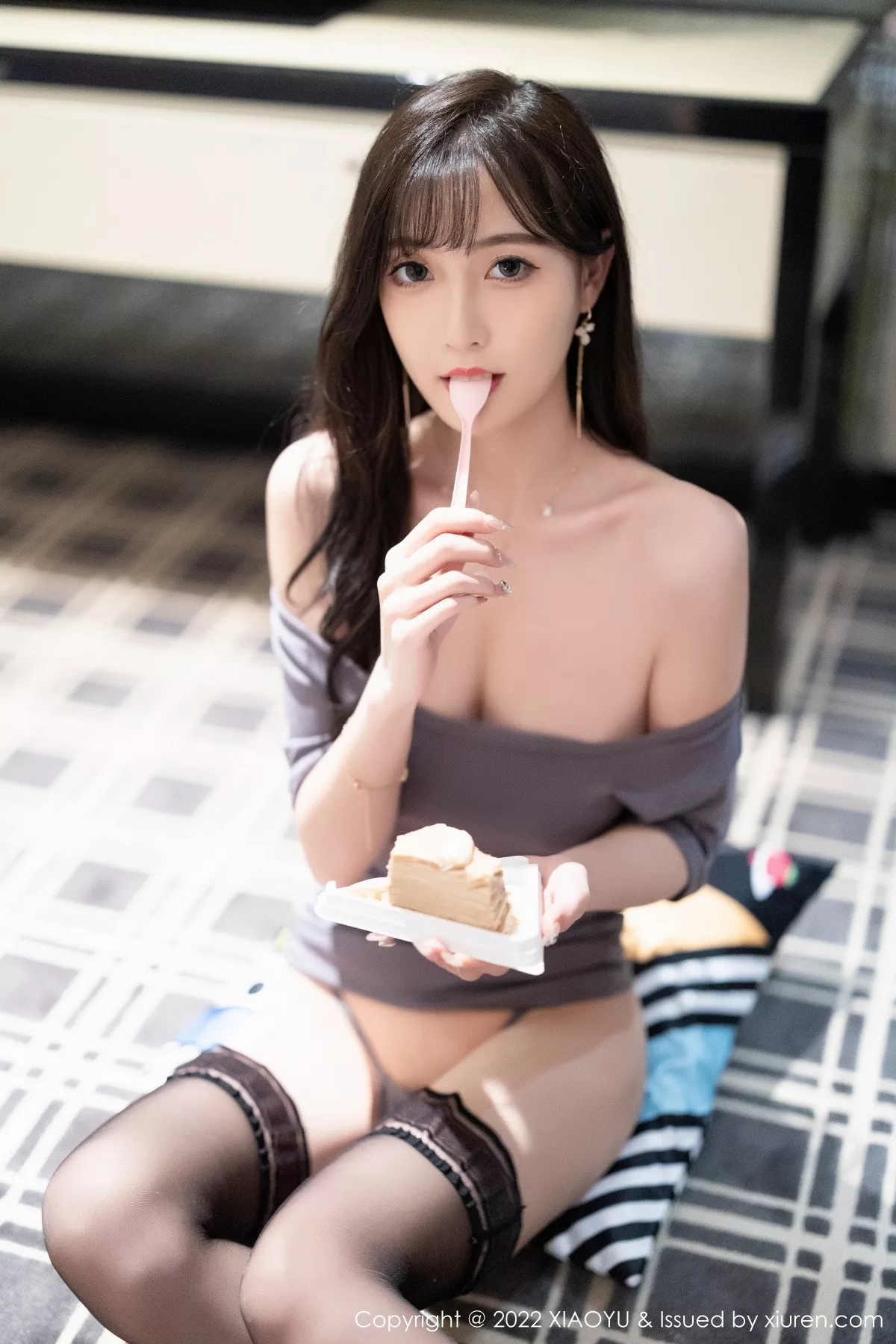 秀人集.com_[XiaoYu画语界]Vol.871_模特林星阑性感露肩灰色连衣短裙配黑丝袜秀曼妙身姿迷人写真77P