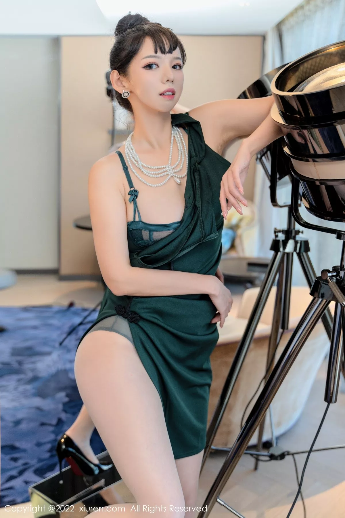 秀人集.com_[XiuRen秀人网]No.5646_模特大美妞儿墨绿色修身旗袍半脱露性感内衣秀完美身材诱惑写真64P