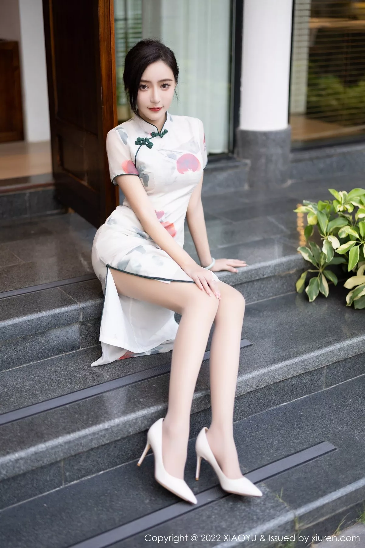 秀人集.com_[XiaoYu画语界]Vol.872_女神王馨瑶杭州旅拍脱旗袍露蓝灰色蕾丝内衣超薄肉丝诱惑写真83P