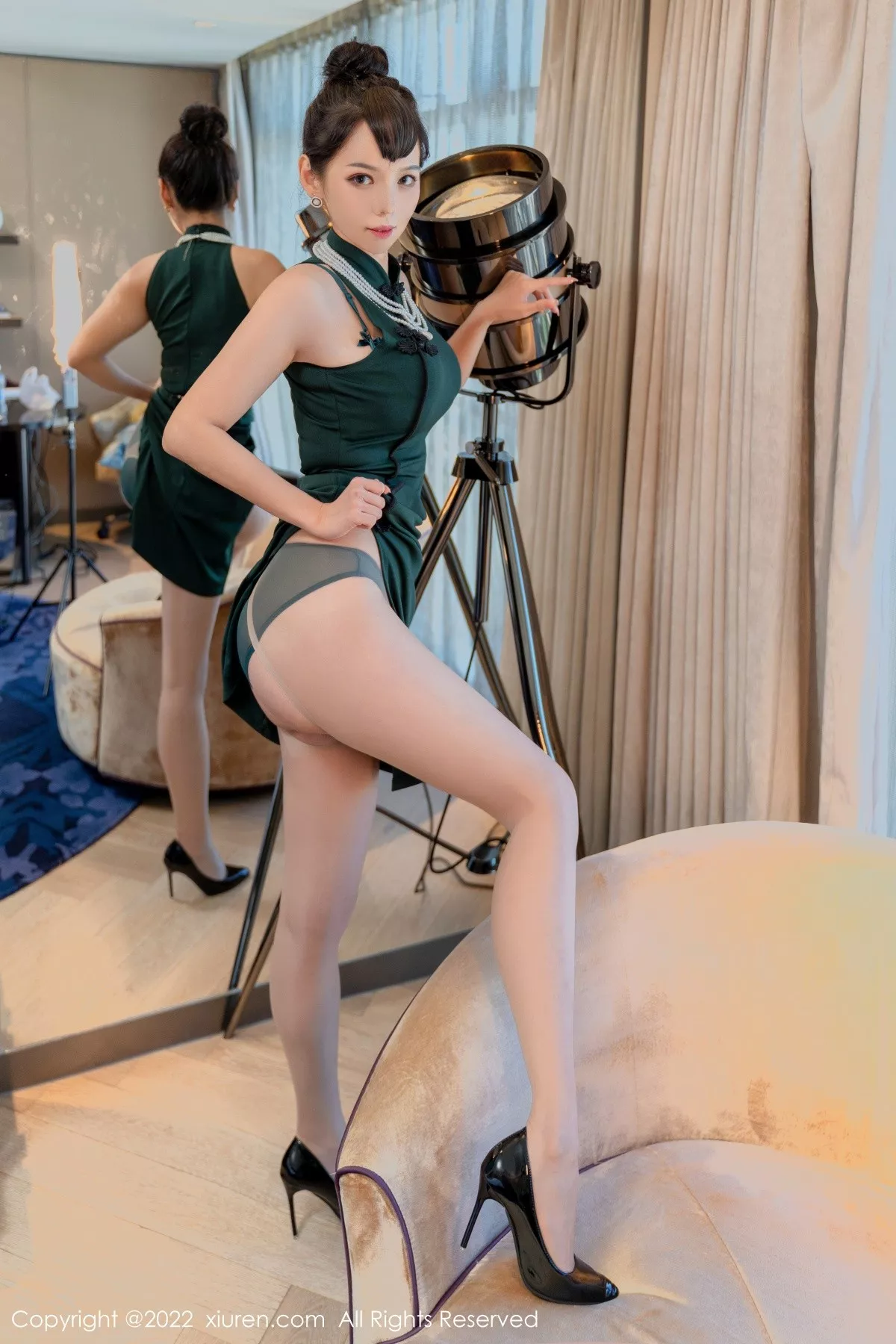 秀人集.com_[XiuRen秀人网]No.5646_模特大美妞儿墨绿色修身旗袍半脱露性感内衣秀完美身材诱惑写真64P