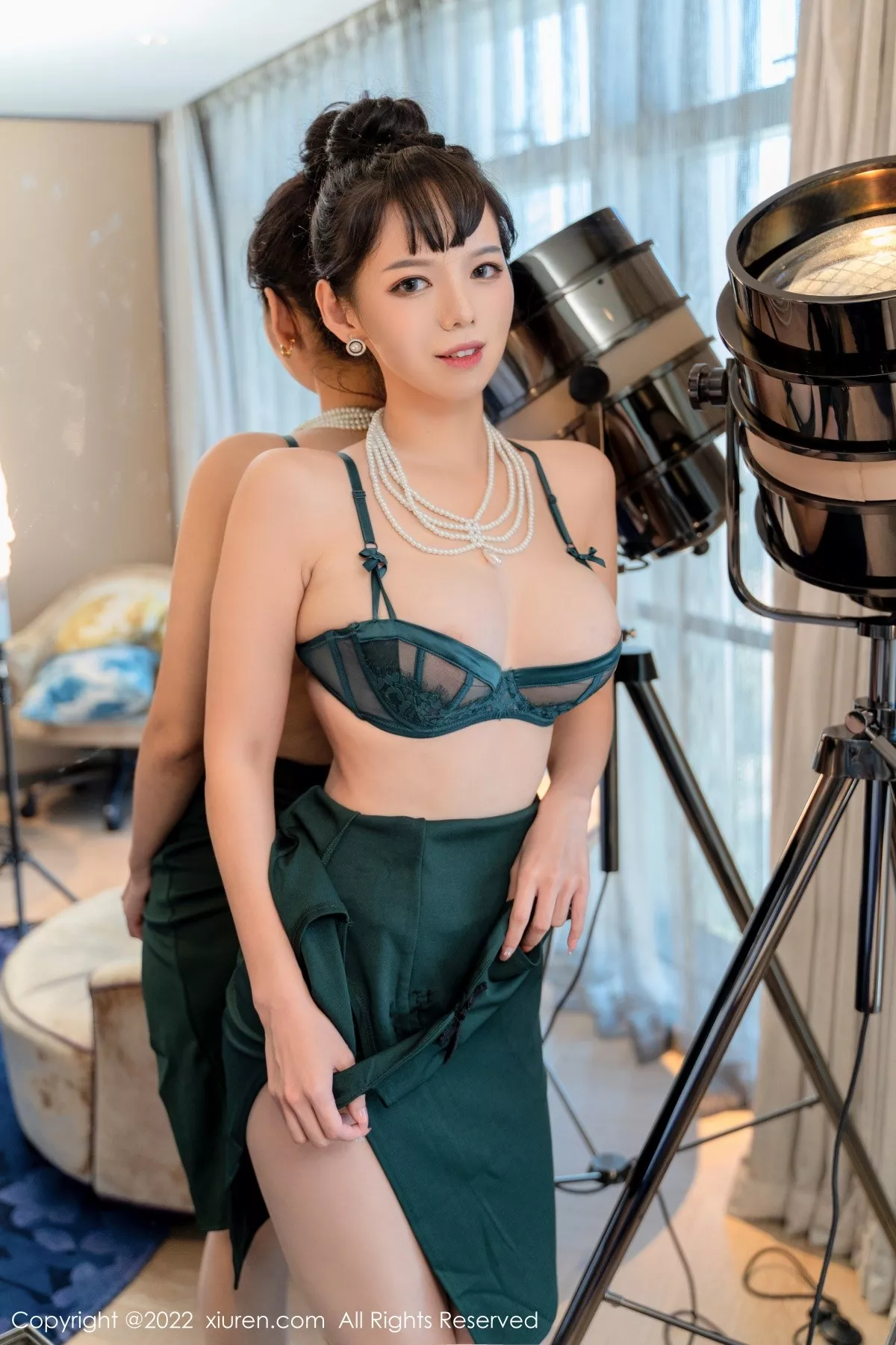 秀人集.com_[XiuRen秀人网]No.5646_模特大美妞儿墨绿色修身旗袍半脱露性感内衣秀完美身材诱惑写真64P