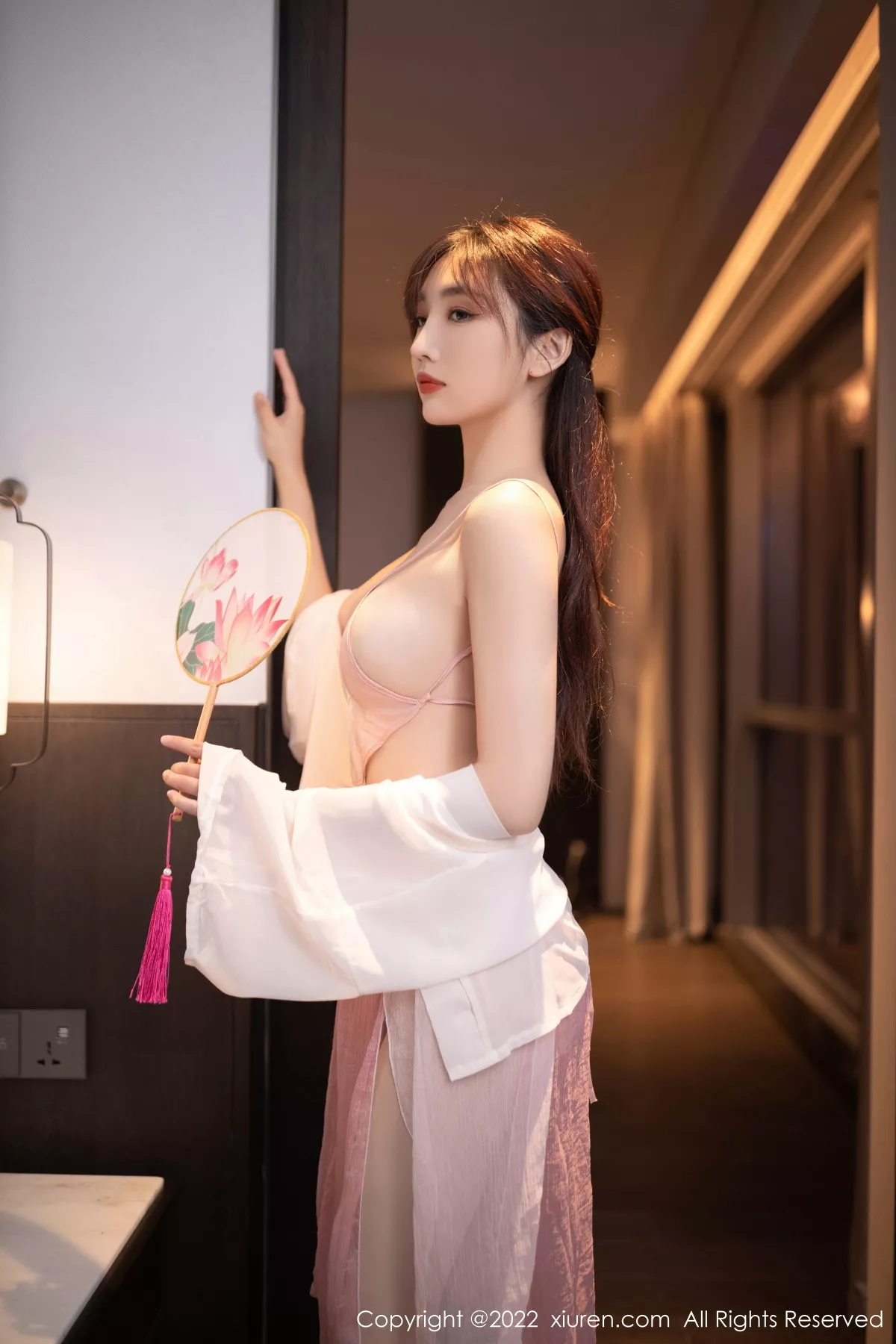 秀人集.com_[XiuRen秀人网]No.5666_模特陆萱萱性感粉色古装服配超薄肉丝秀完美身材撩人诱惑写真82P