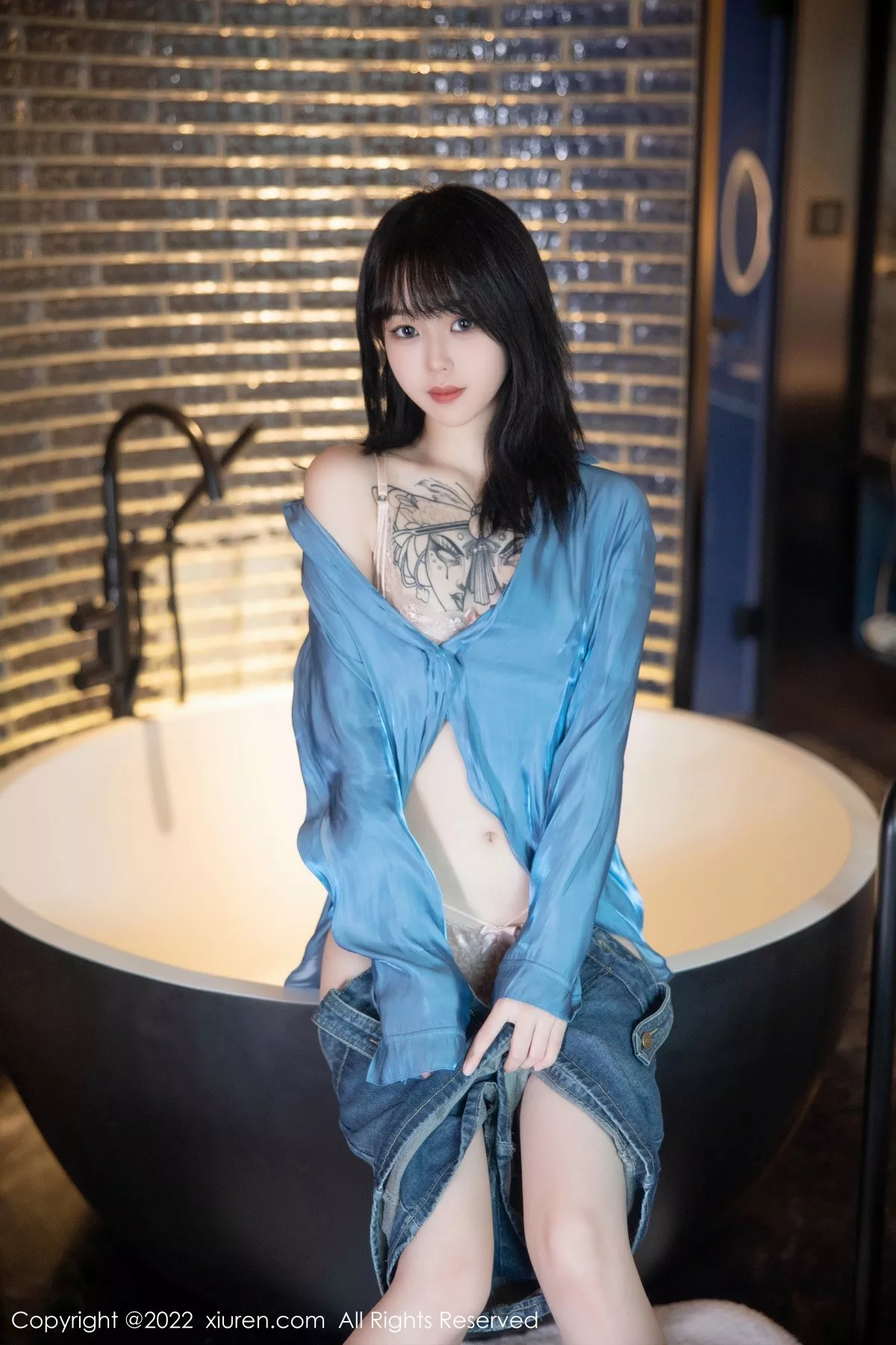 秀人集.com_[XiuRen秀人网]No.5662_模特奶瓶性感蓝色上衣配牛仔短裙半脱露浅色蕾丝内衣诱惑写真97P