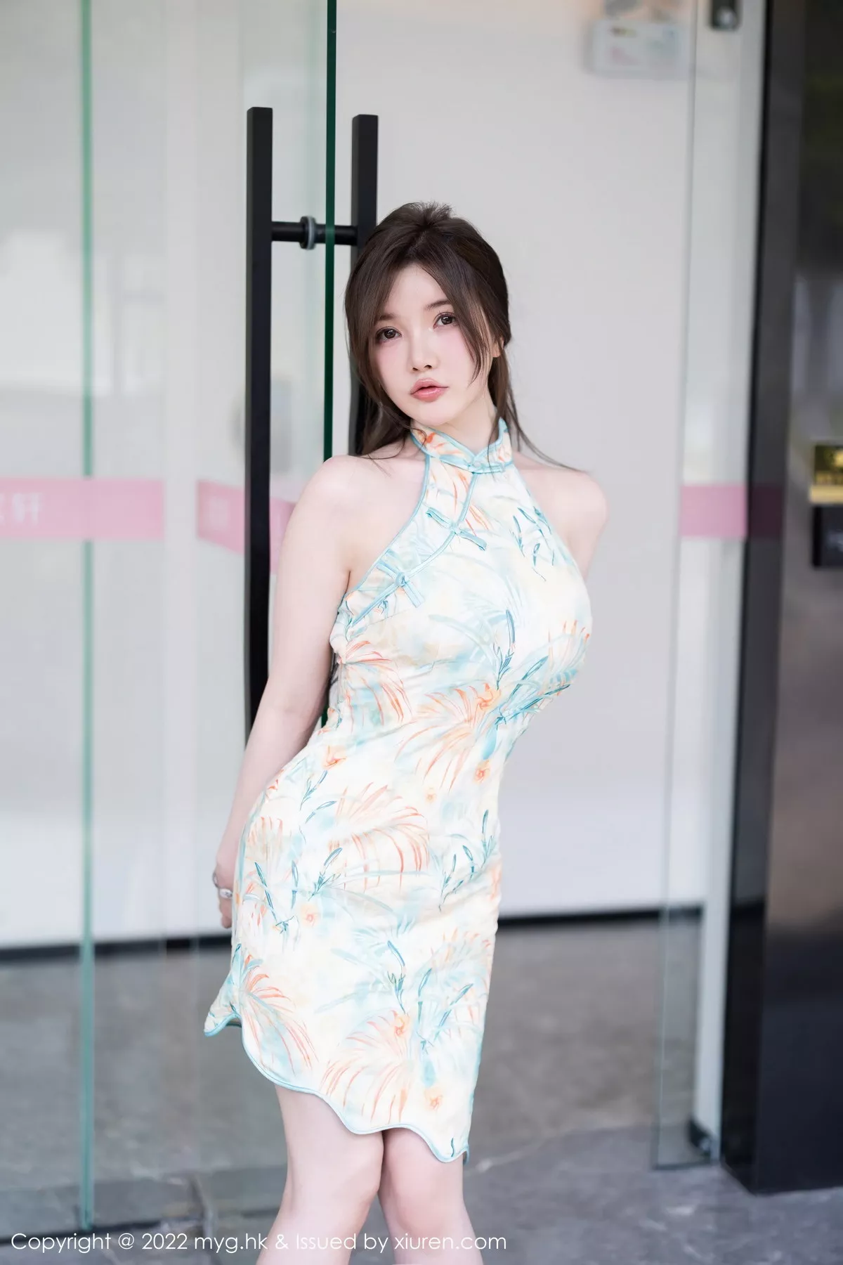 秀人集.com_[MyGirl美媛馆]Vol.640_模特糯美子MINIbabe心愿旅拍户外浅色旗袍秀完美身材诱惑写真67P