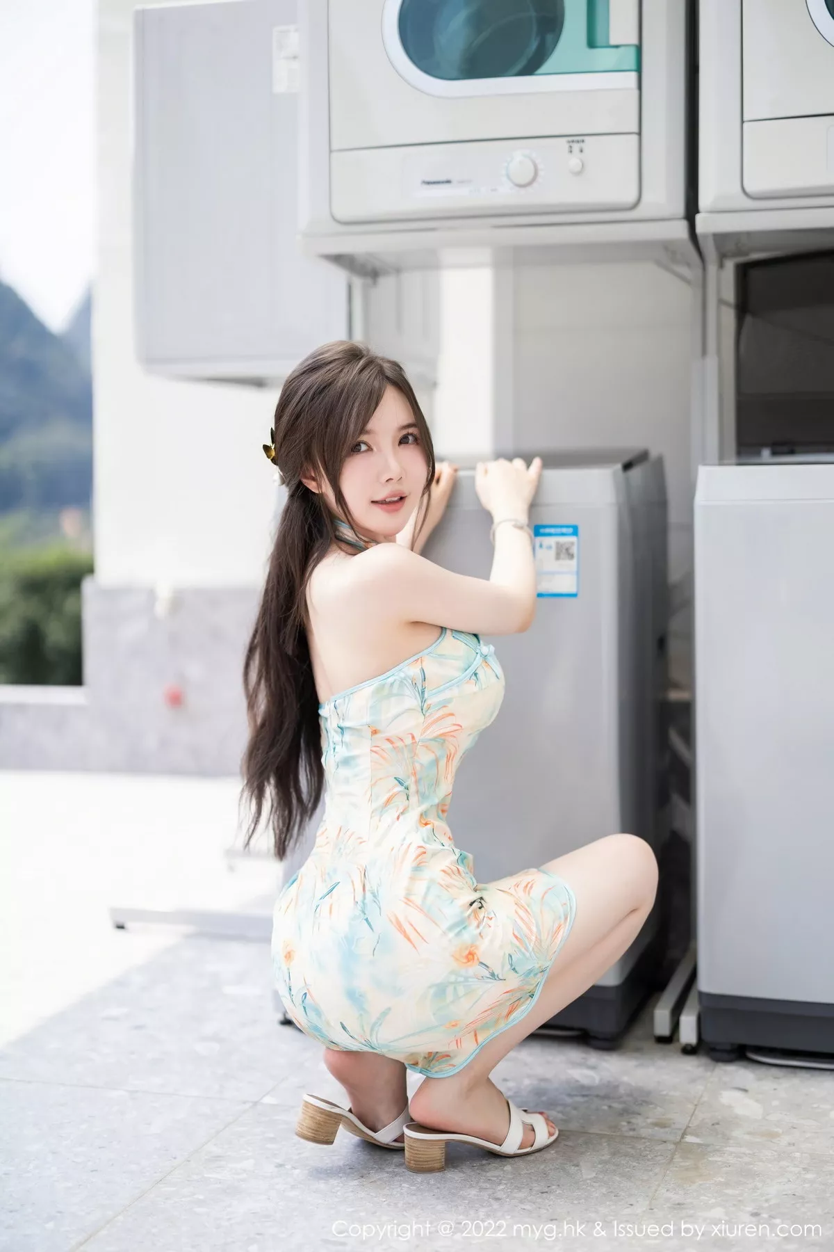 秀人集.com_[MyGirl美媛馆]Vol.640_模特糯美子MINIbabe心愿旅拍户外浅色旗袍秀完美身材诱惑写真67P