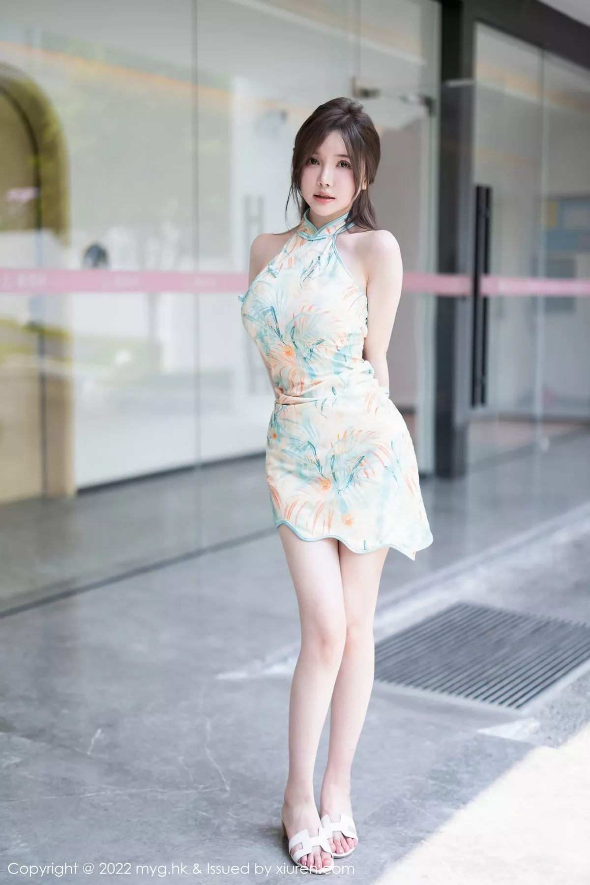 秀人集.com_[MyGirl美媛馆]Vol.640_模特糯美子MINIbabe心愿旅拍户外浅色旗袍秀完美身材诱惑写真67P
