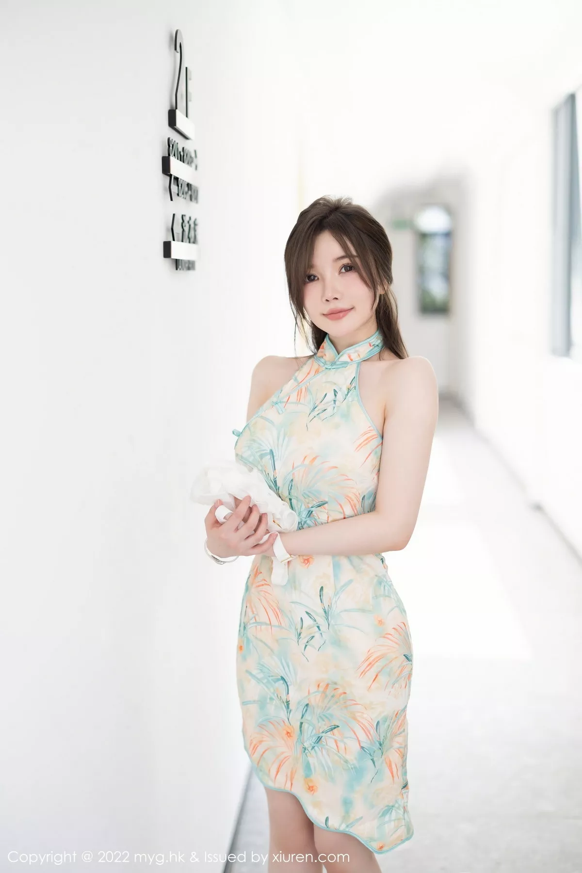 秀人集.com_[MyGirl美媛馆]Vol.640_模特糯美子MINIbabe心愿旅拍户外浅色旗袍秀完美身材诱惑写真67P