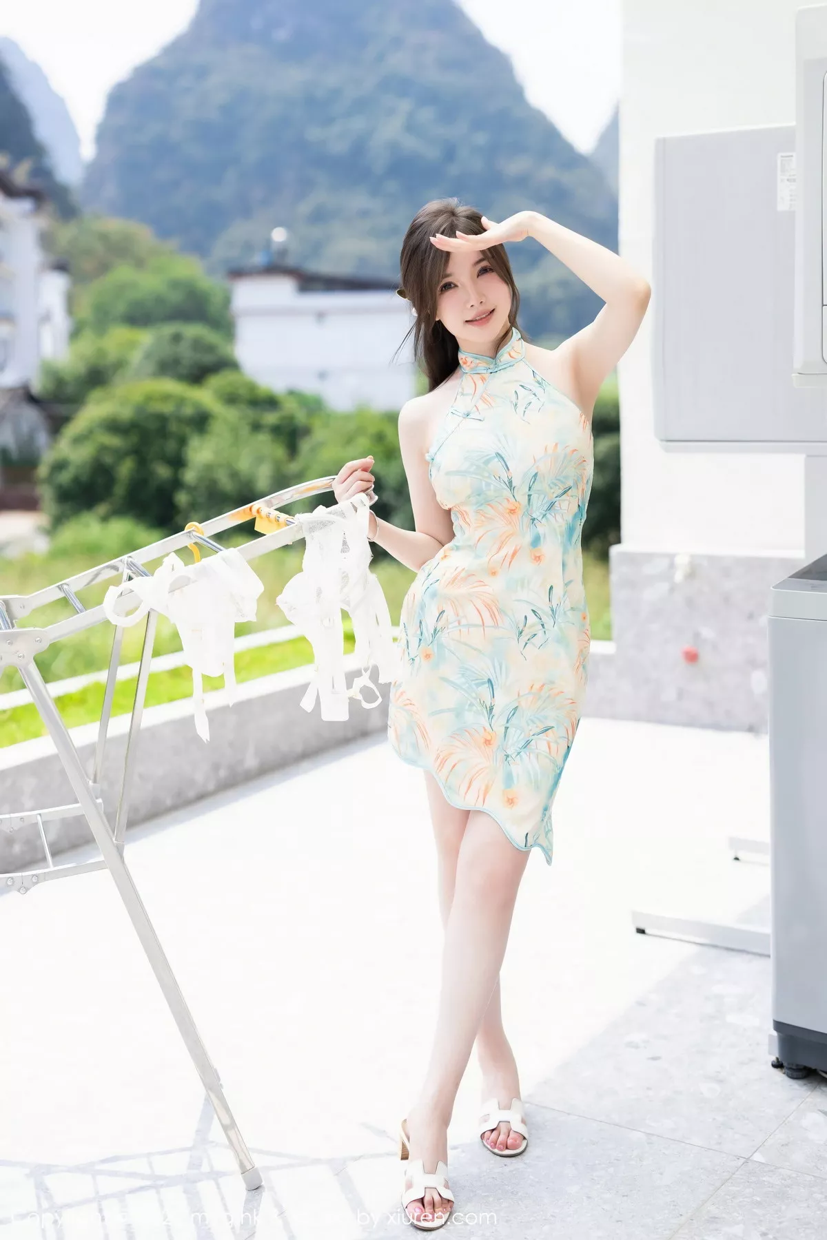 秀人集.com_[MyGirl美媛馆]Vol.640_模特糯美子MINIbabe心愿旅拍户外浅色旗袍秀完美身材诱惑写真67P