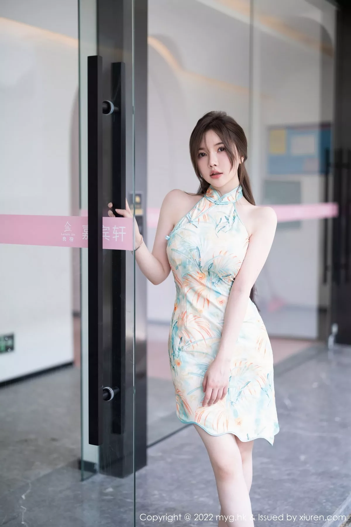 秀人集.com_[MyGirl美媛馆]Vol.640_模特糯美子MINIbabe心愿旅拍户外浅色旗袍秀完美身材诱惑写真67P