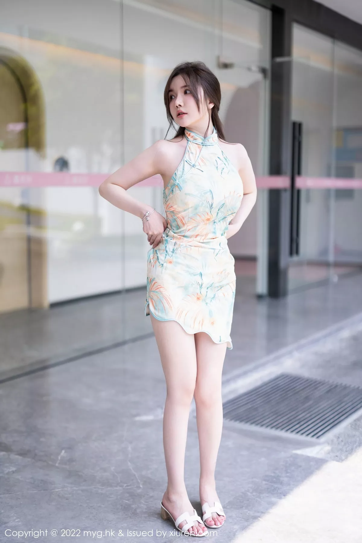 秀人集.com_[MyGirl美媛馆]Vol.640_模特糯美子MINIbabe心愿旅拍户外浅色旗袍秀完美身材诱惑写真67P