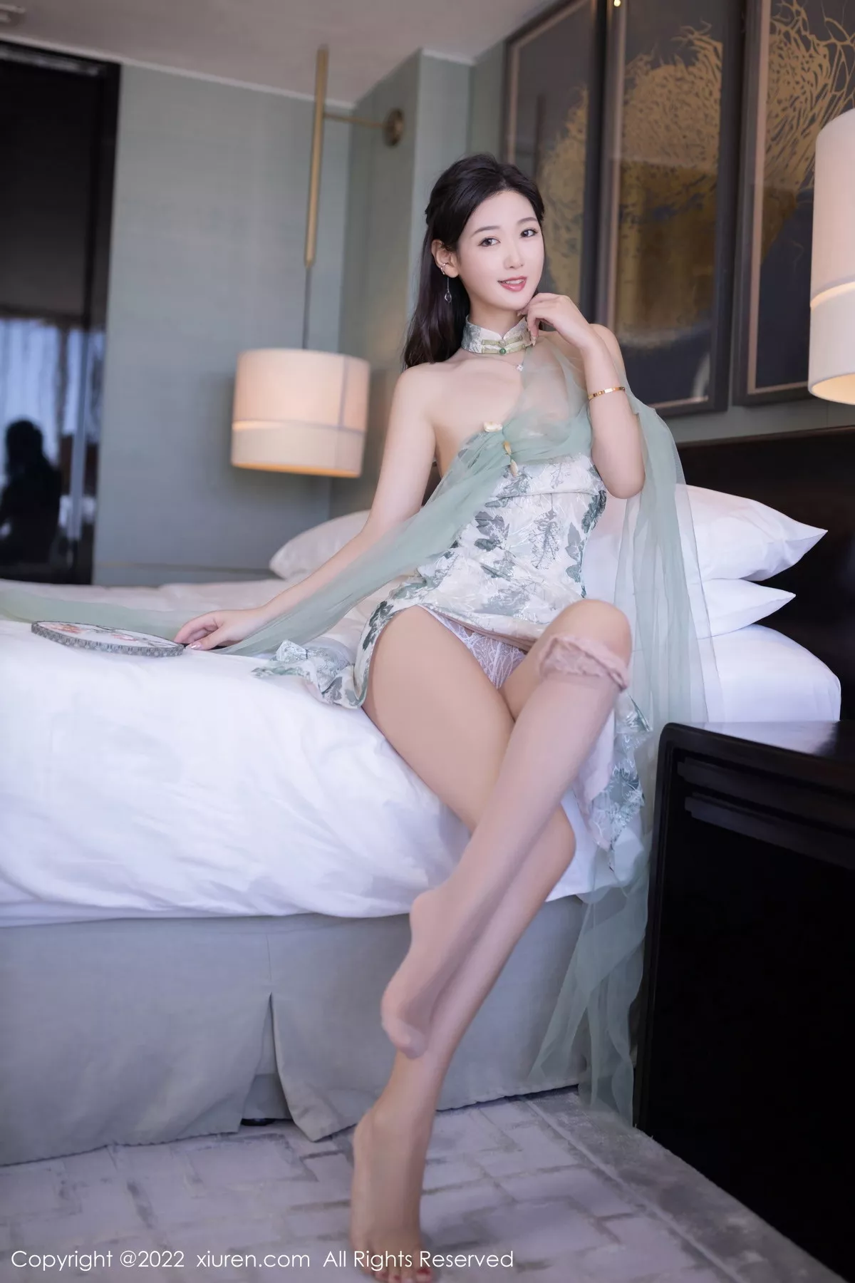 秀人集.com_[XiuRen秀人网]No.5680_模特唐安琪性感浅色带图案旗袍配超薄肉丝秀曼妙身姿诱惑写真80P