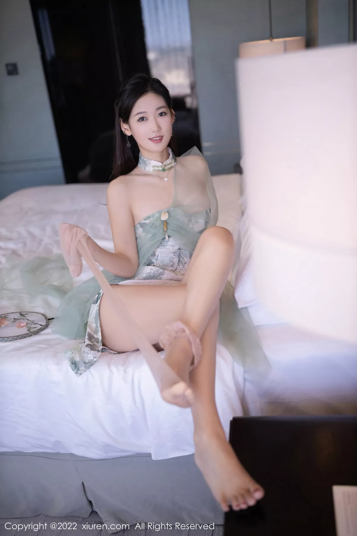 秀人集.com_[XiuRen秀人网]No.5680_模特唐安琪性感浅色带图案旗袍配超薄肉丝秀曼妙身姿诱惑写真80P