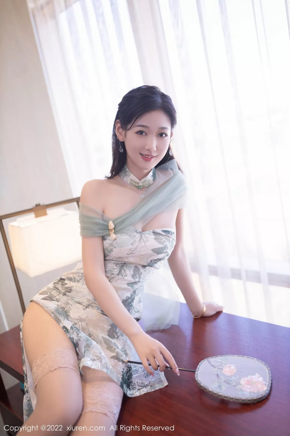 秀人集.com_[XiuRen秀人网]No.5680_模特唐安琪性感浅色带图案旗袍配超薄肉丝秀曼妙身姿诱惑写真80P