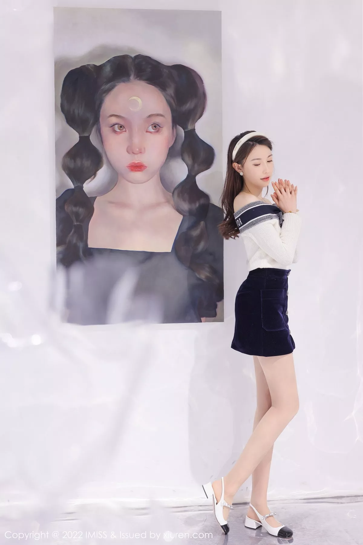 秀人集.com_[IMISS爱蜜社]Vol.704_气质女神Lynn刘奕宁艺术工作室低胸服饰配黑短裙性感迷人写真22P
