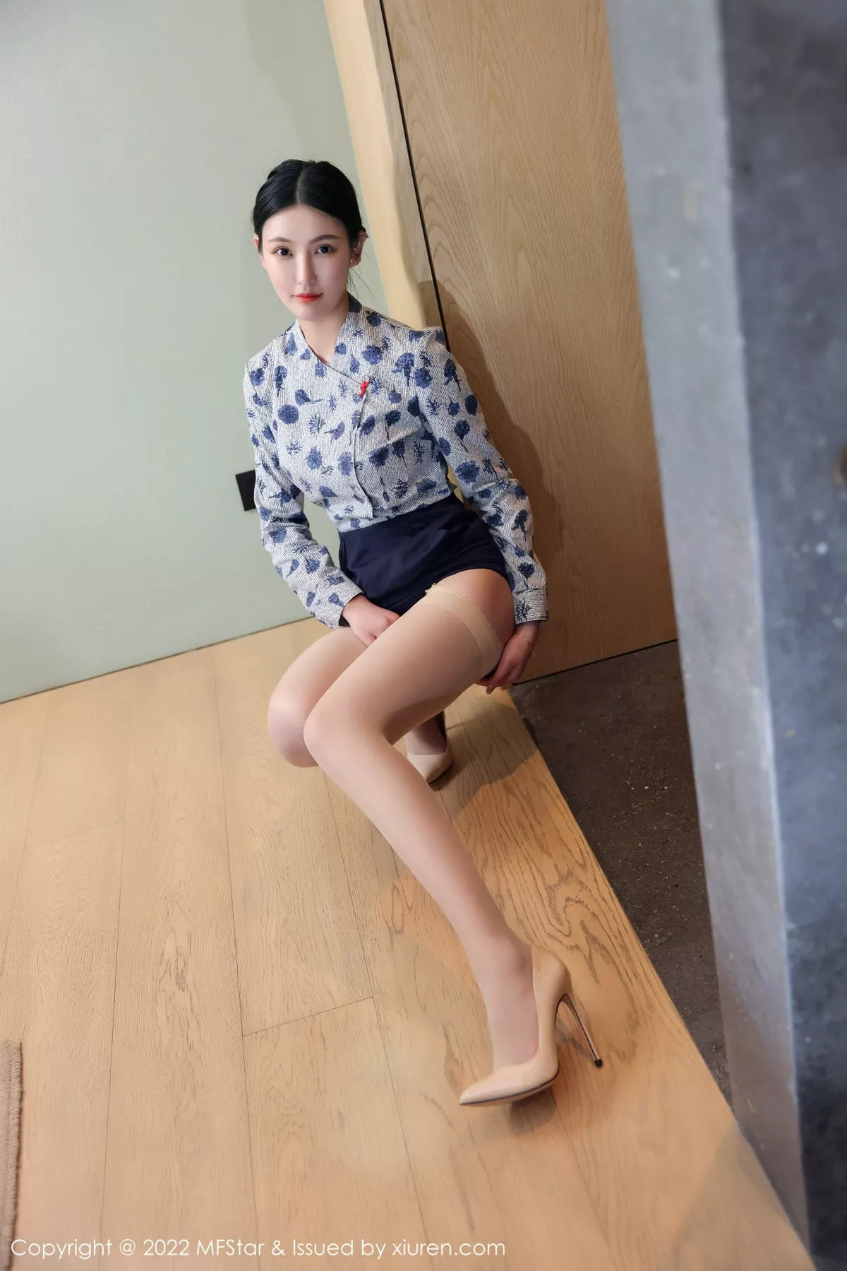 秀人集.com_[MFStar模范学院]Vol.569_新人模特Ai西西里性感空姐制服配黑短裙露超薄肉丝迷人诱惑写真43P