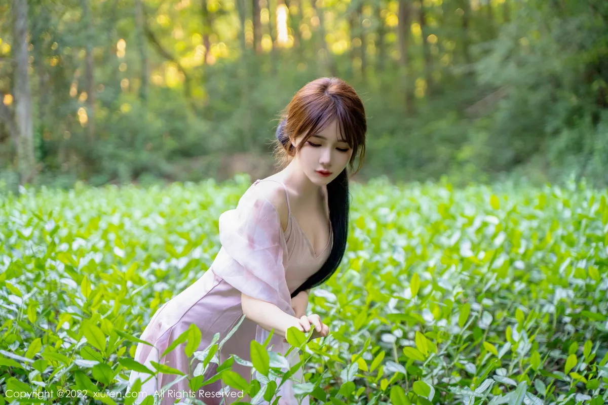 秀人集.com_[XiuRen秀人网]No.5690_模特婠婠么户外拍摄性感淡紫色吊带裙秀曼妙身材靓丽迷人写真81P