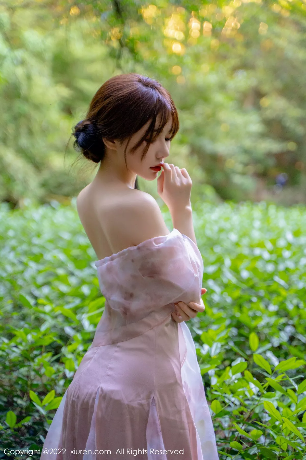 秀人集.com_[XiuRen秀人网]No.5690_模特婠婠么户外拍摄性感淡紫色吊带裙秀曼妙身材靓丽迷人写真81P