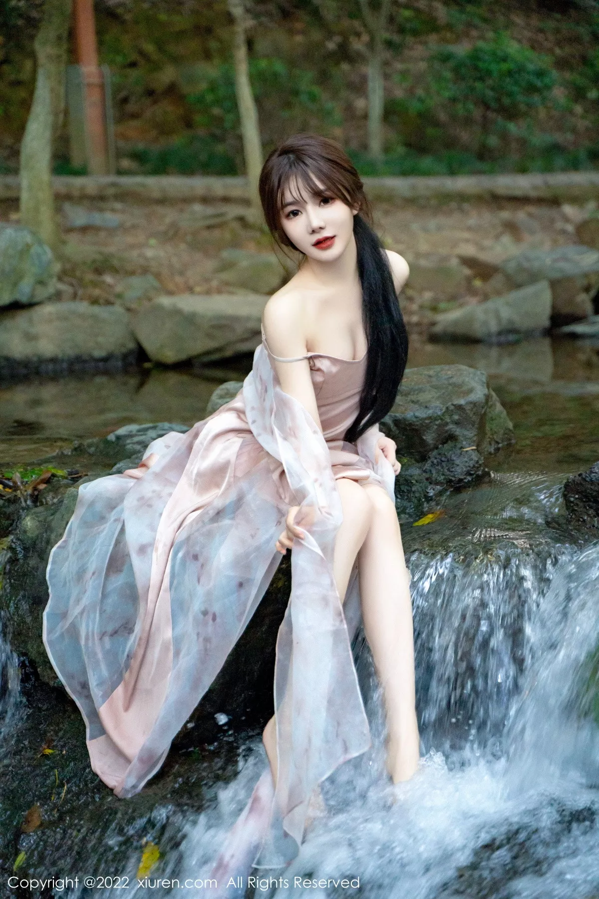 秀人集.com_[XiuRen秀人网]No.5690_模特婠婠么户外拍摄性感淡紫色吊带裙秀曼妙身材靓丽迷人写真81P