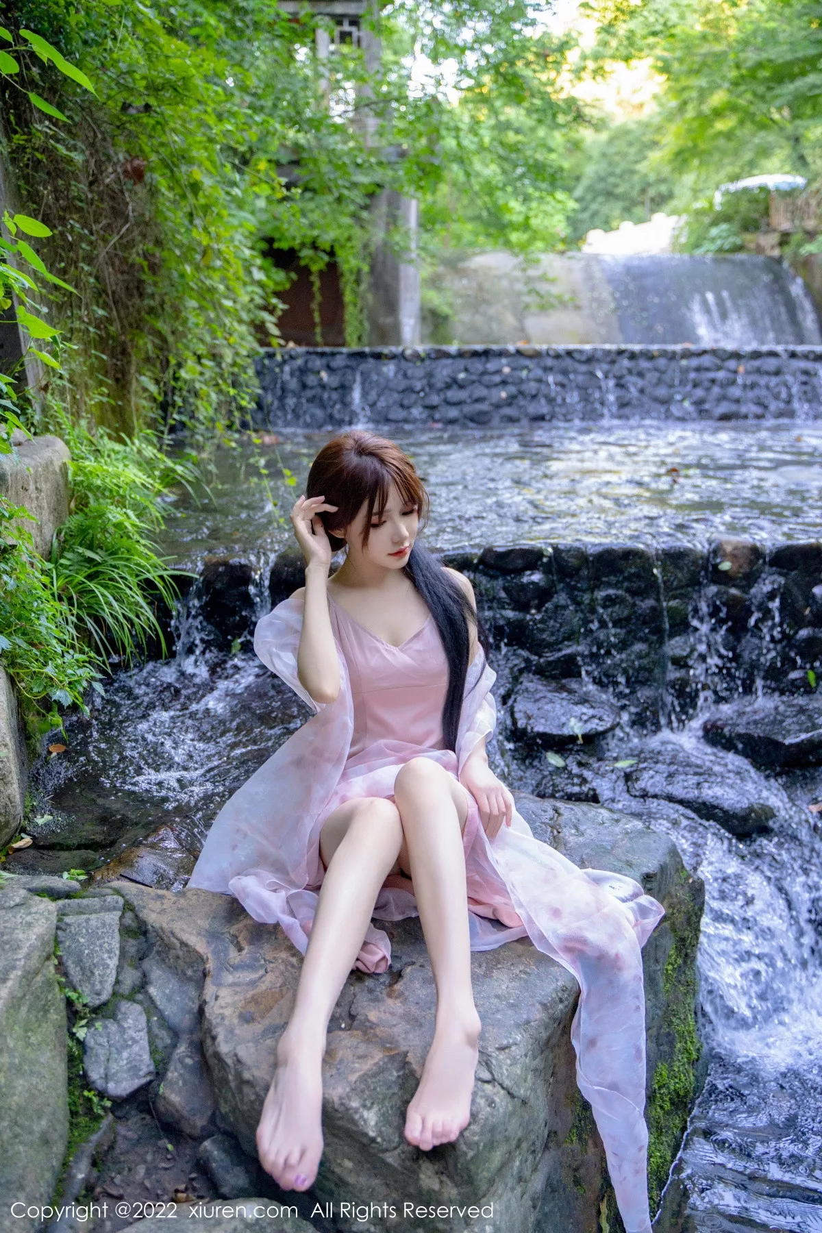 秀人集.com_[XiuRen秀人网]No.5690_模特婠婠么户外拍摄性感淡紫色吊带裙秀曼妙身材靓丽迷人写真81P
