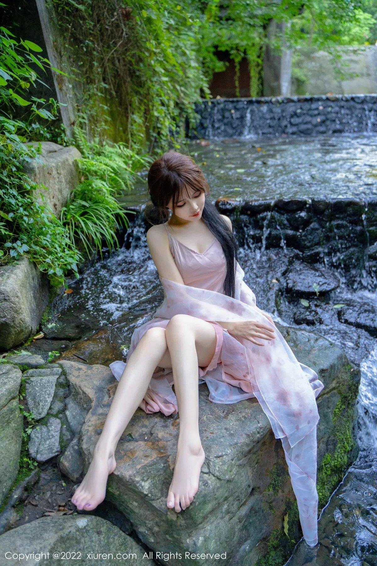秀人集.com_[XiuRen秀人网]No.5690_模特婠婠么户外拍摄性感淡紫色吊带裙秀曼妙身材靓丽迷人写真81P