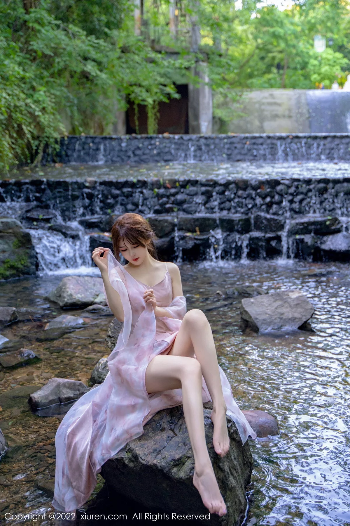 秀人集.com_[XiuRen秀人网]No.5690_模特婠婠么户外拍摄性感淡紫色吊带裙秀曼妙身材靓丽迷人写真81P