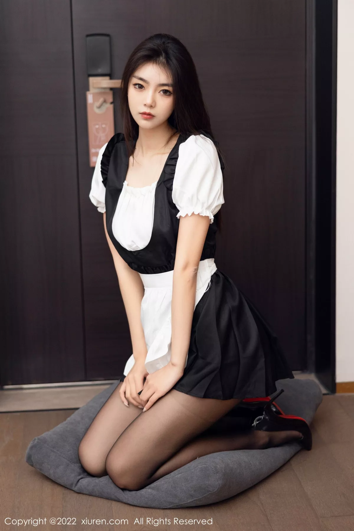 秀人集.com_[XiuRen秀人网]No.5706_模特可乐Vicky黑白拼色厨娘服饰配超薄黑丝秀苗条身材性感写真60P